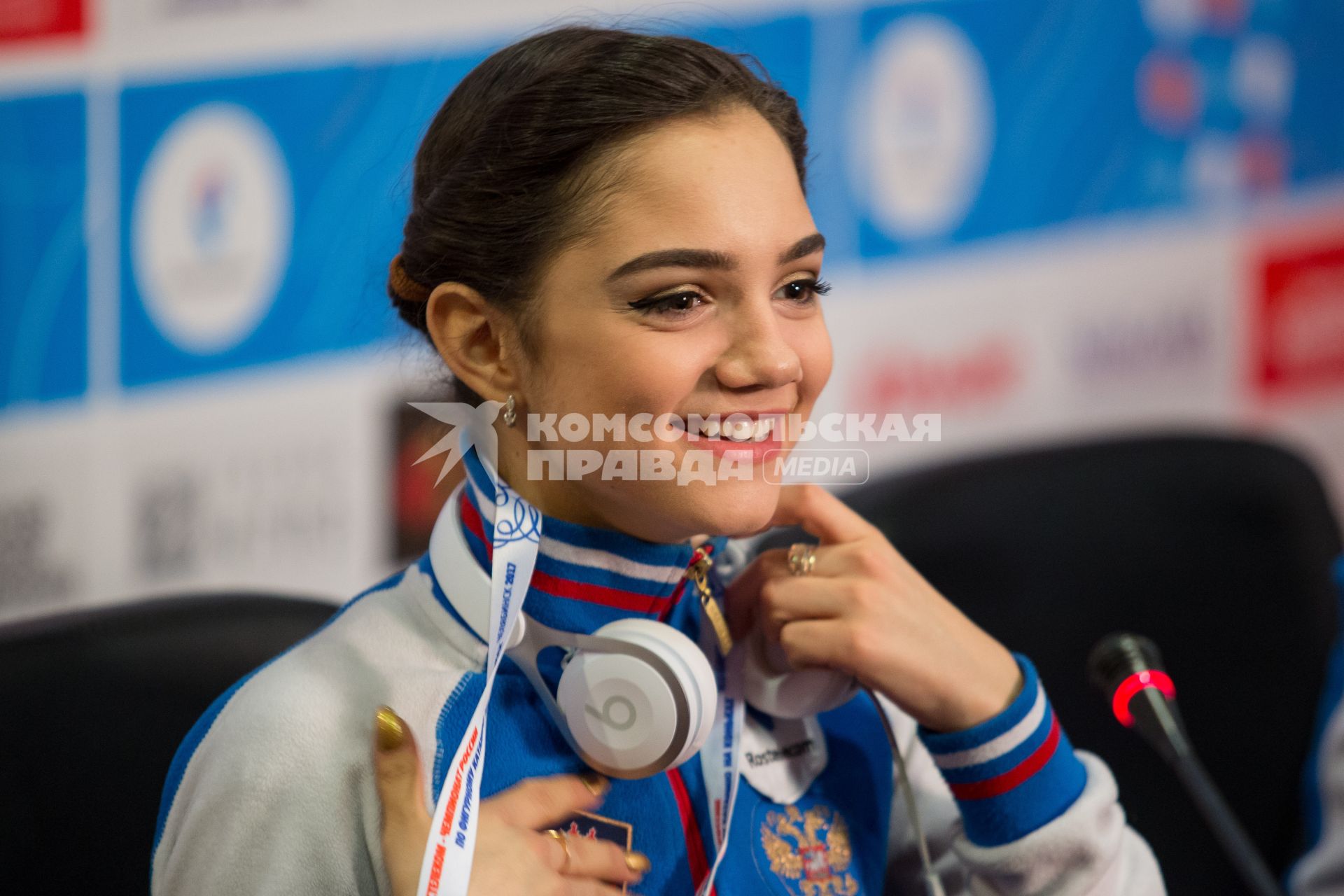 Челябинск.  Фигуристка Евгения Медведева, выигравшая  чемпионат  России по фигурному катанию, на пресс-конференции.