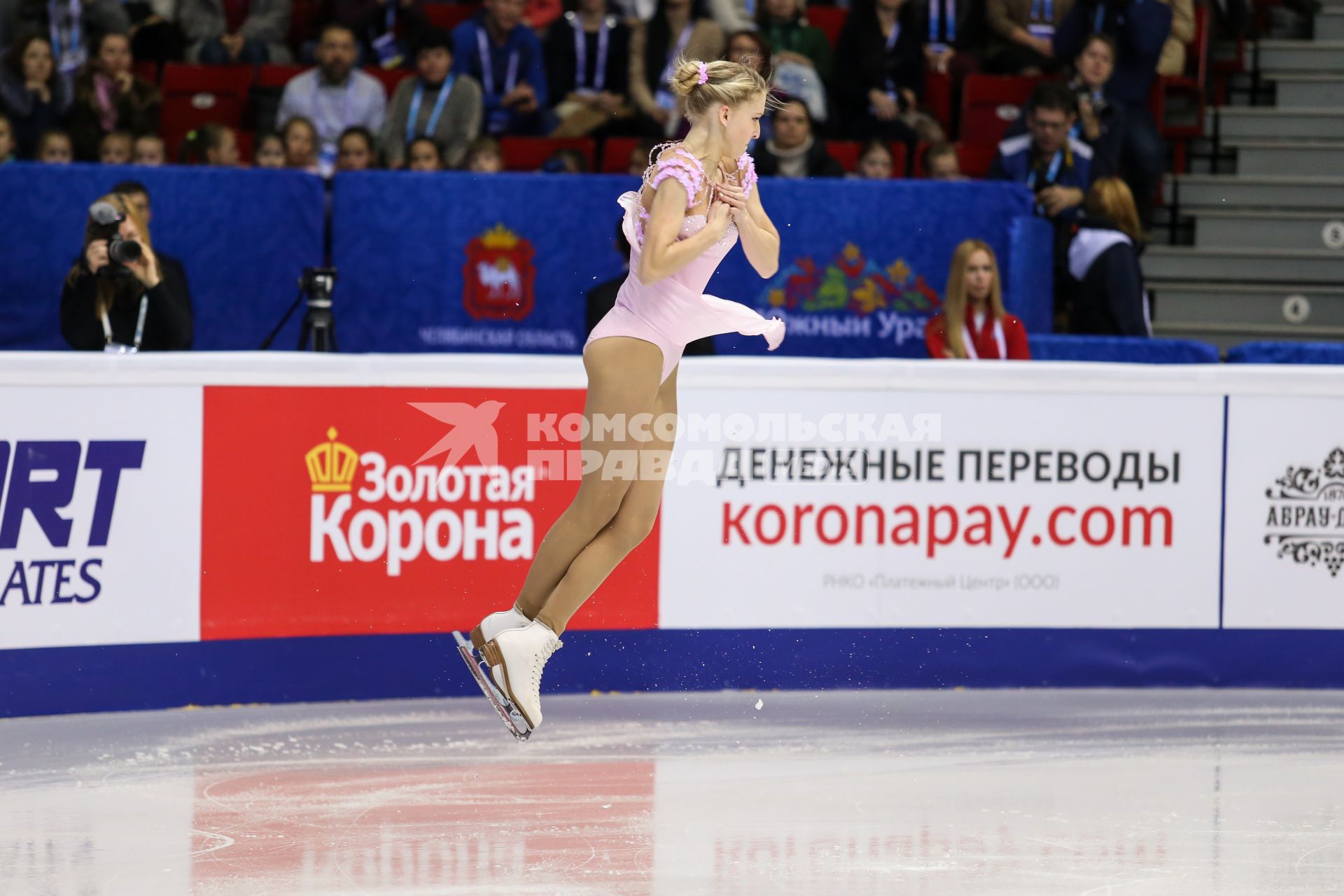 Челябинск.  Фигуристка Мария Сотскова  во время выступления  на Чемпионате России по фигурному катанию.