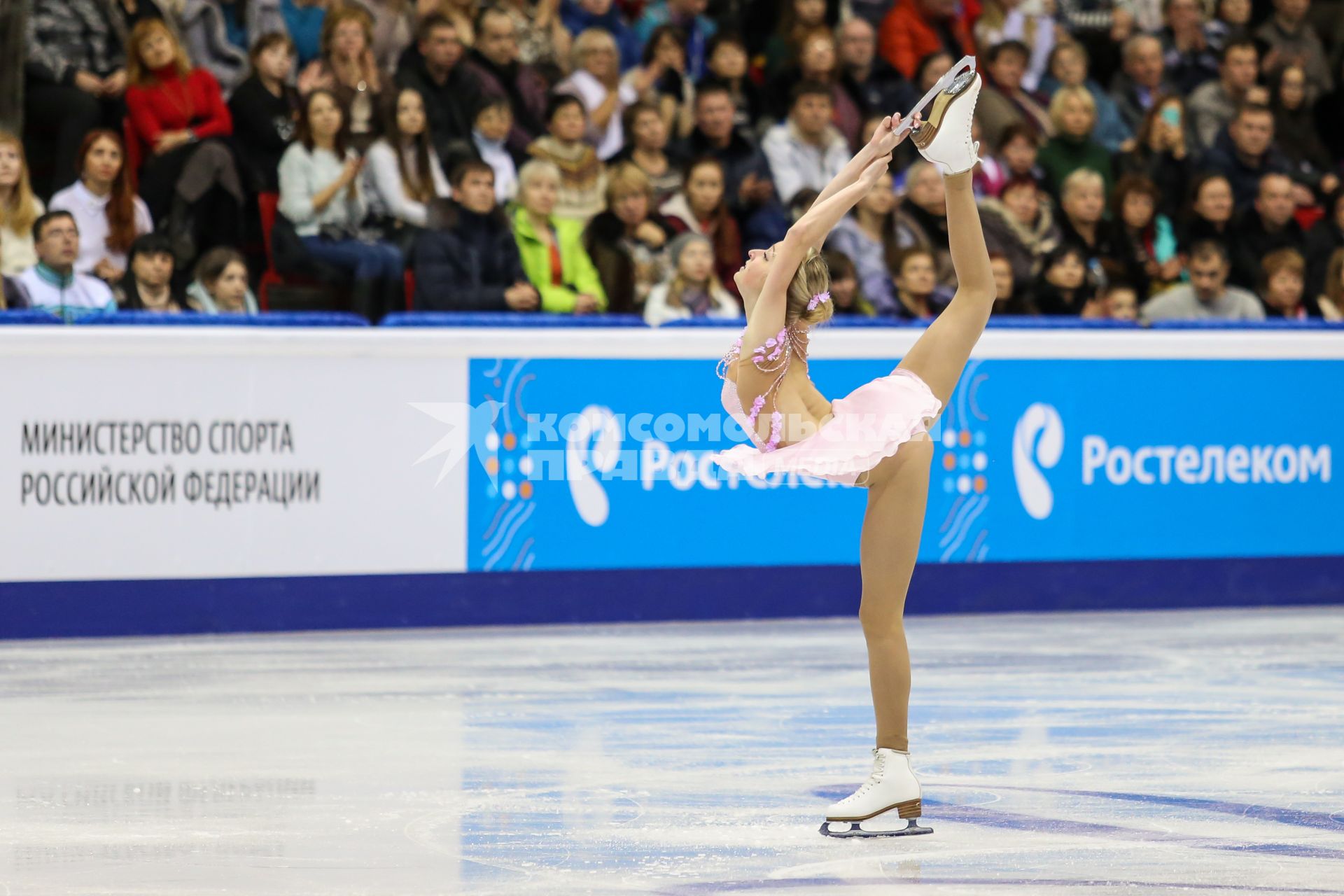 Челябинск.  Фигуристка Мария Сотскова  во время выступления  на Чемпионате России по фигурному катанию.