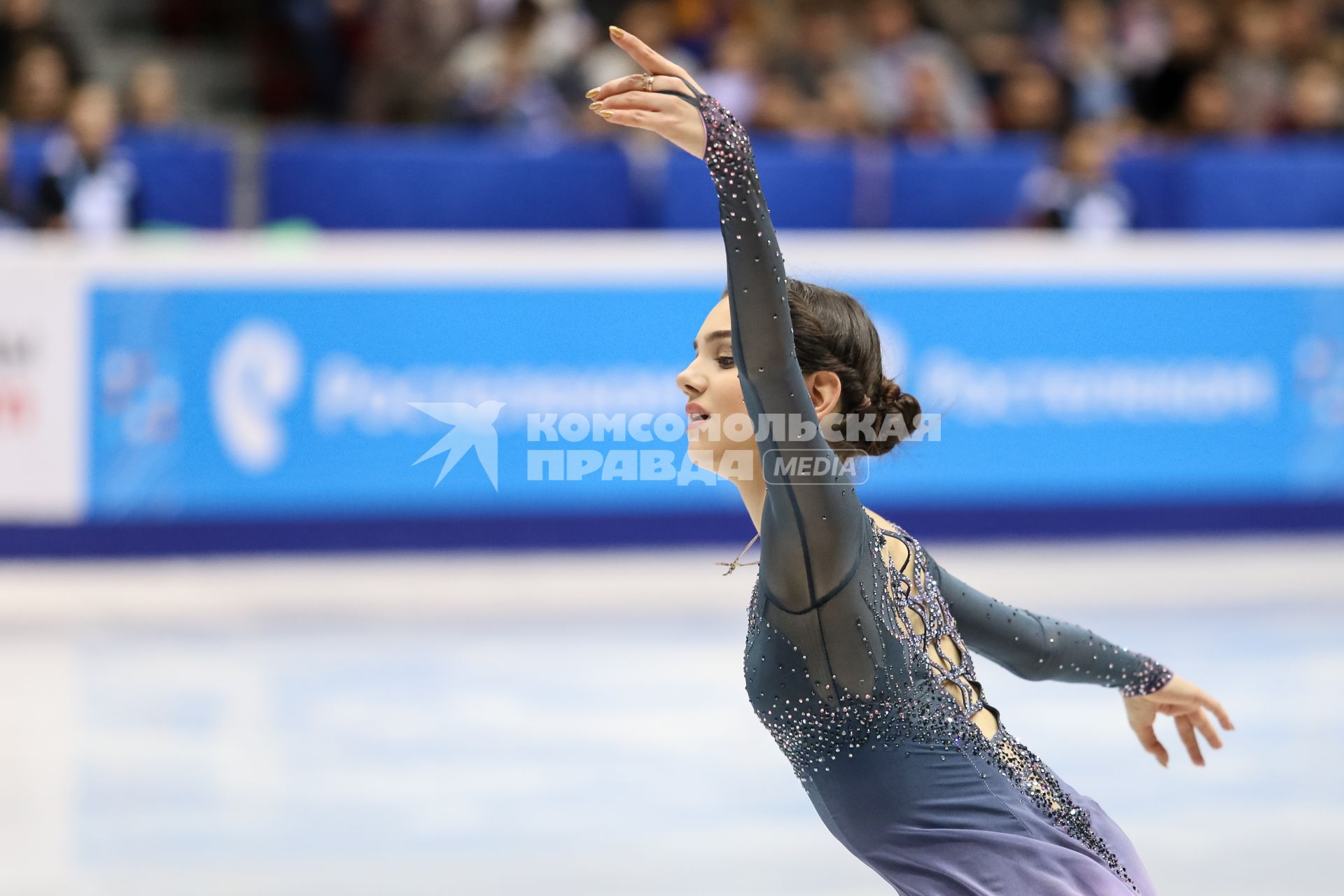 Челябинск.  Фигуристка Евгения Медведева  во время выступления  на Чемпионате России по фигурному катанию.