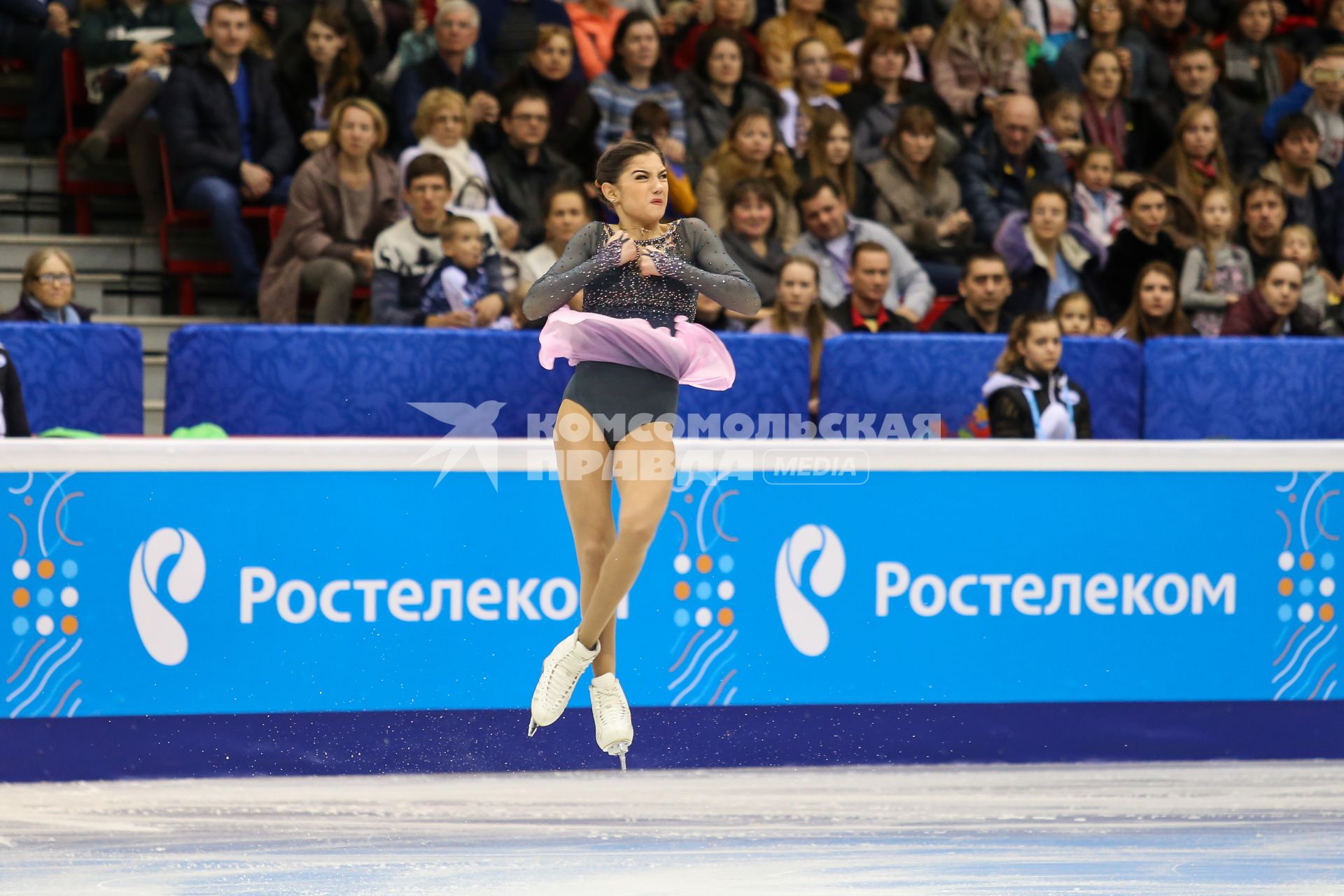 Челябинск.  Фигуристка Евгения Медведева  во время выступления  на Чемпионате России по фигурному катанию.