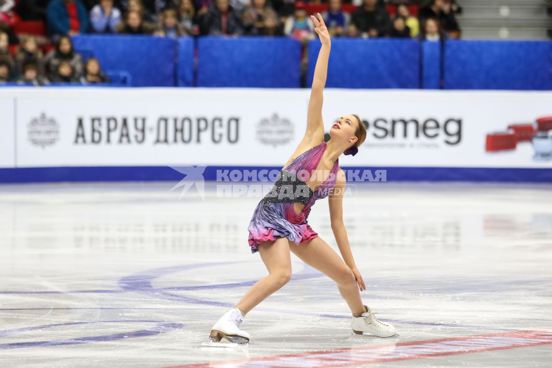 Челябинск.  Фигуристка Анна Погорилая во время выступления  на Чемпионате России по фигурному катанию.