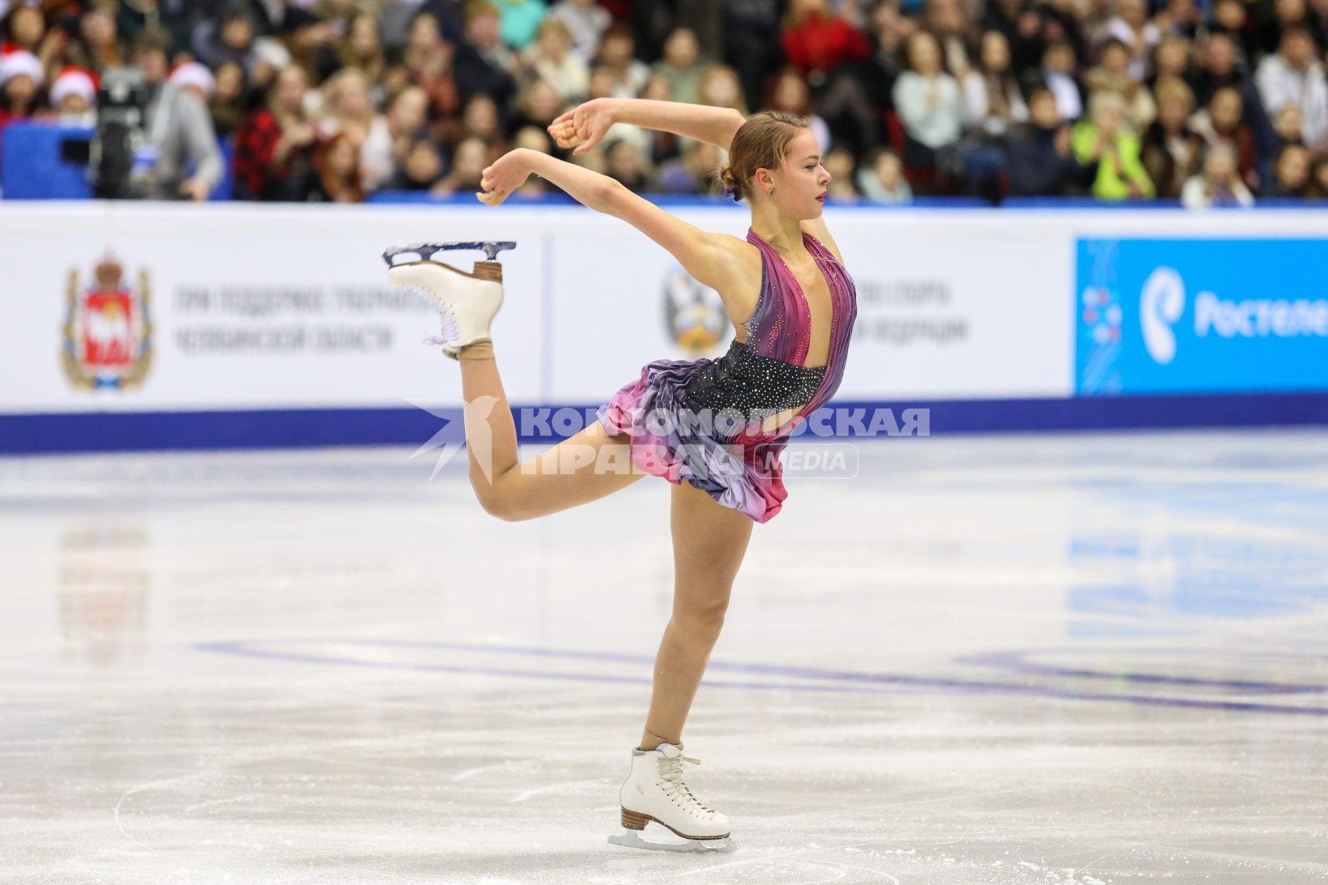 Челябинск.  Фигуристка Анна Погорилая во время выступления  на Чемпионате России по фигурному катанию.