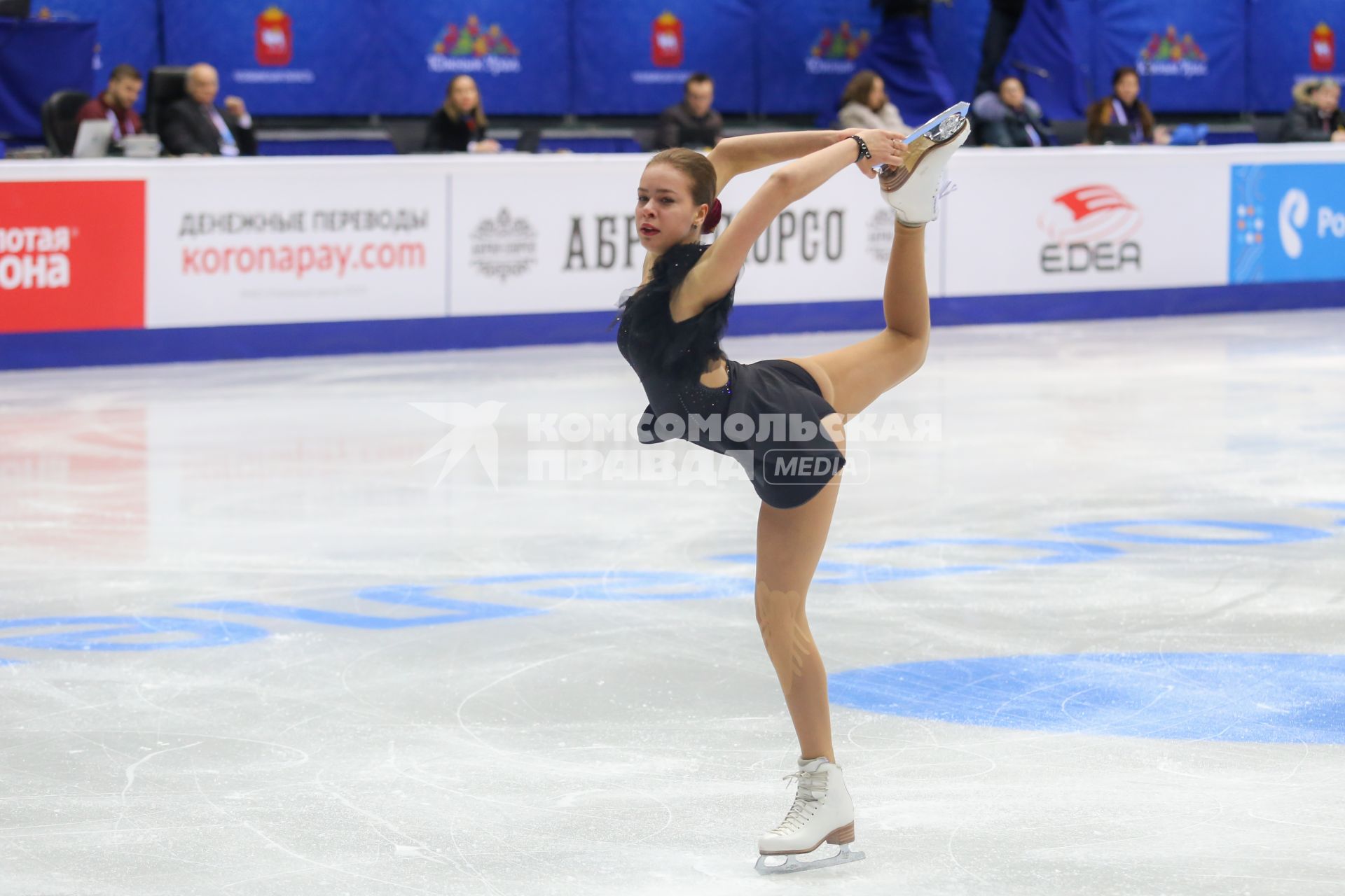 Челябинск.  Фигуристка Анна Погорилая во время выступления  на Чемпионате России по фигурному катанию.