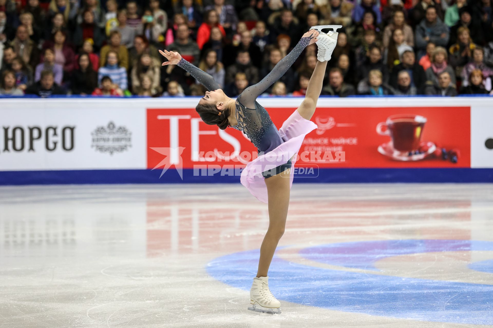 Челябинск.  Фигуристка Евгения Медведева  во время выступления  на Чемпионате России по фигурному катанию.