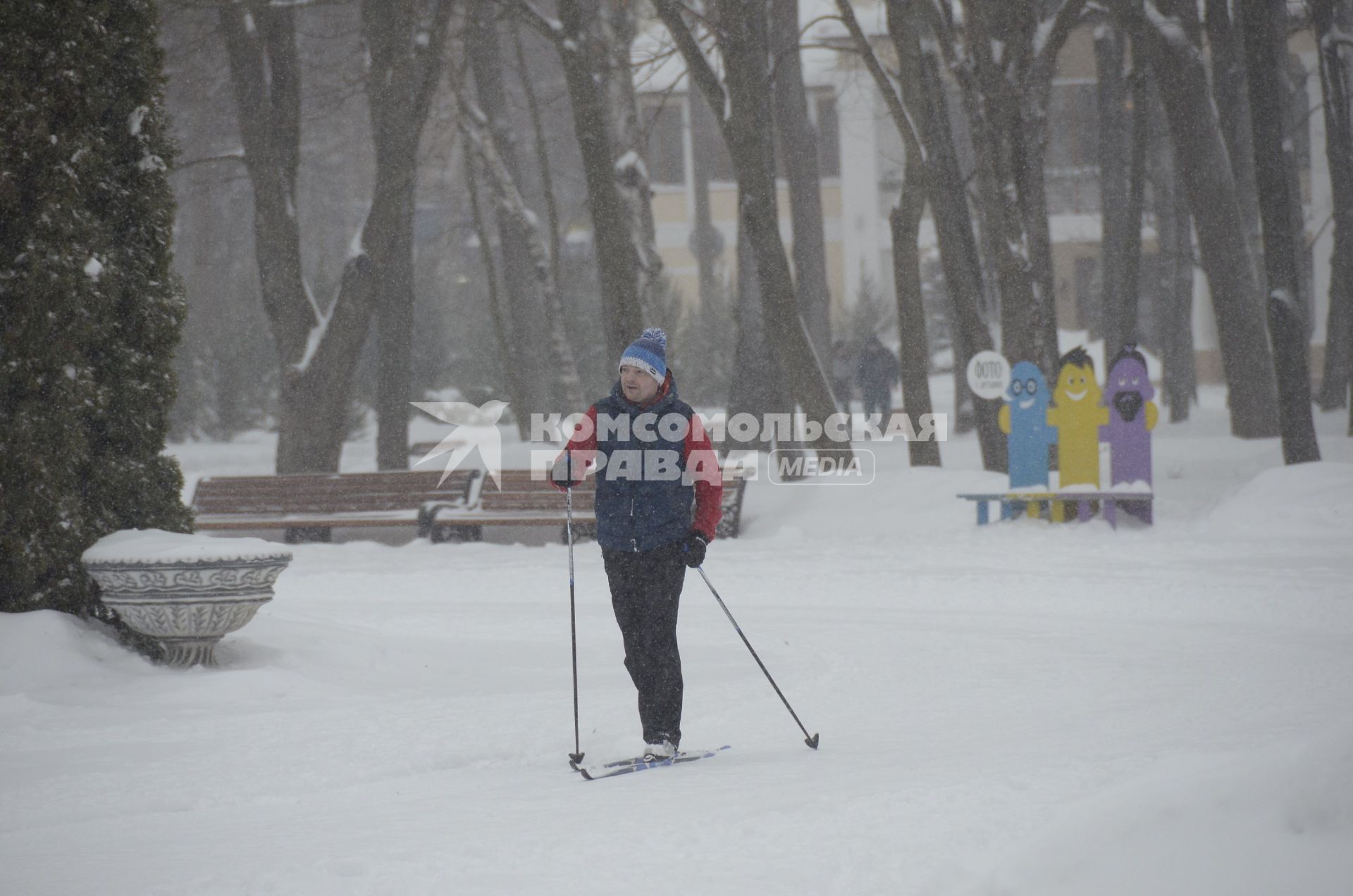 Тула. Мужчина на лыжах в парке.