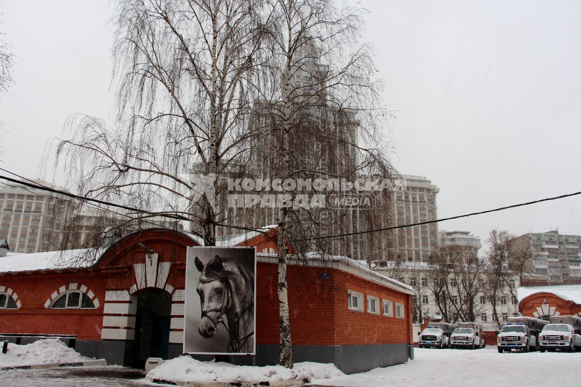 Москва. Здание конюшни  Первого оперативного полка  в районе Аэропорт