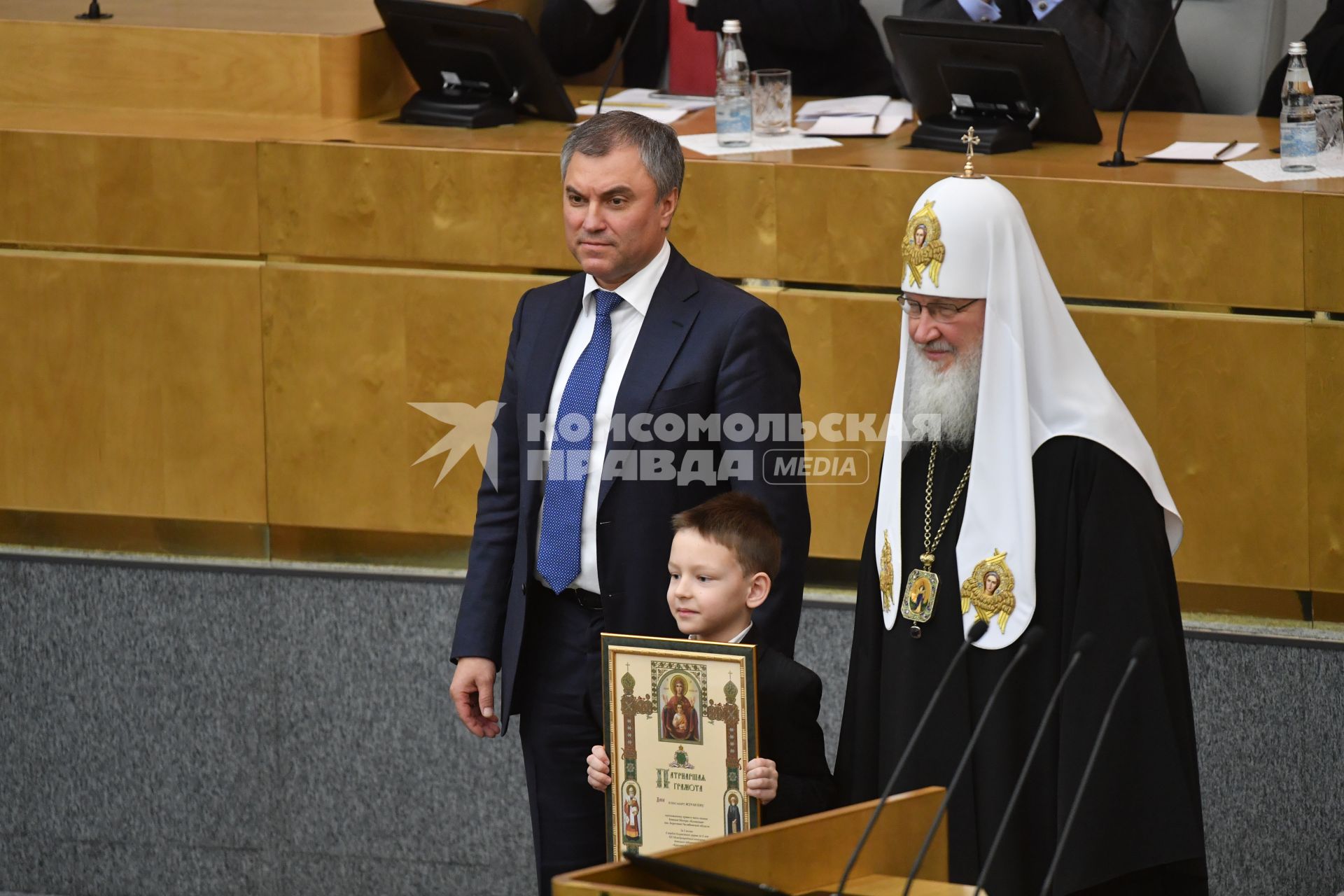 Москва.  Спикер Госдумы РФ Вячеслав Володин и патриарх Московский и всея Руси Кирилл  во время вручения патриарших грамот учащимся российских школ  в рамках открытия V Рождественских парламентских встреч в Государственной думе РФ.