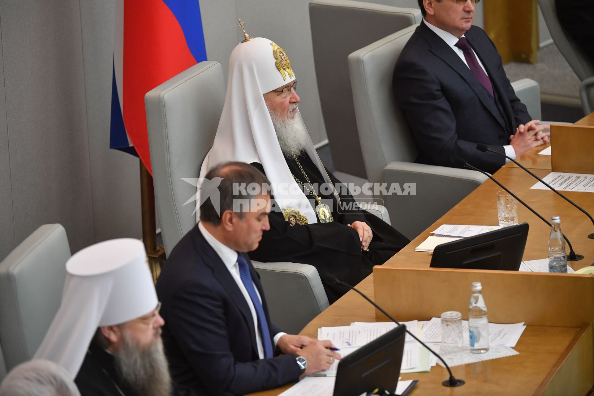 Москва.  Спикер Госдумы РФ Вячеслав Володин (второй слева) и патриарх Московский и всея Руси Кирилл (третий слева) на открытии V Рождественских парламентских встреч в Государственной думе РФ.