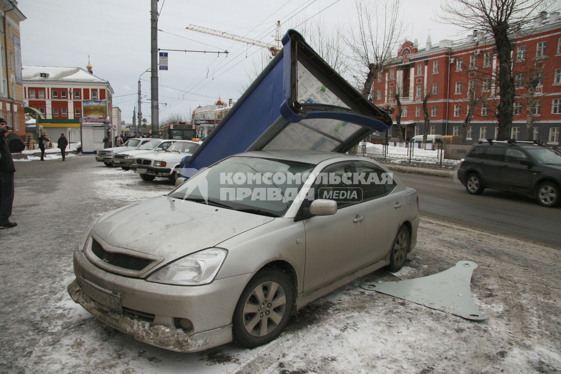 Барнаул.  Рекламная тумба, упавшая на припаркованный рядом автомобиль.