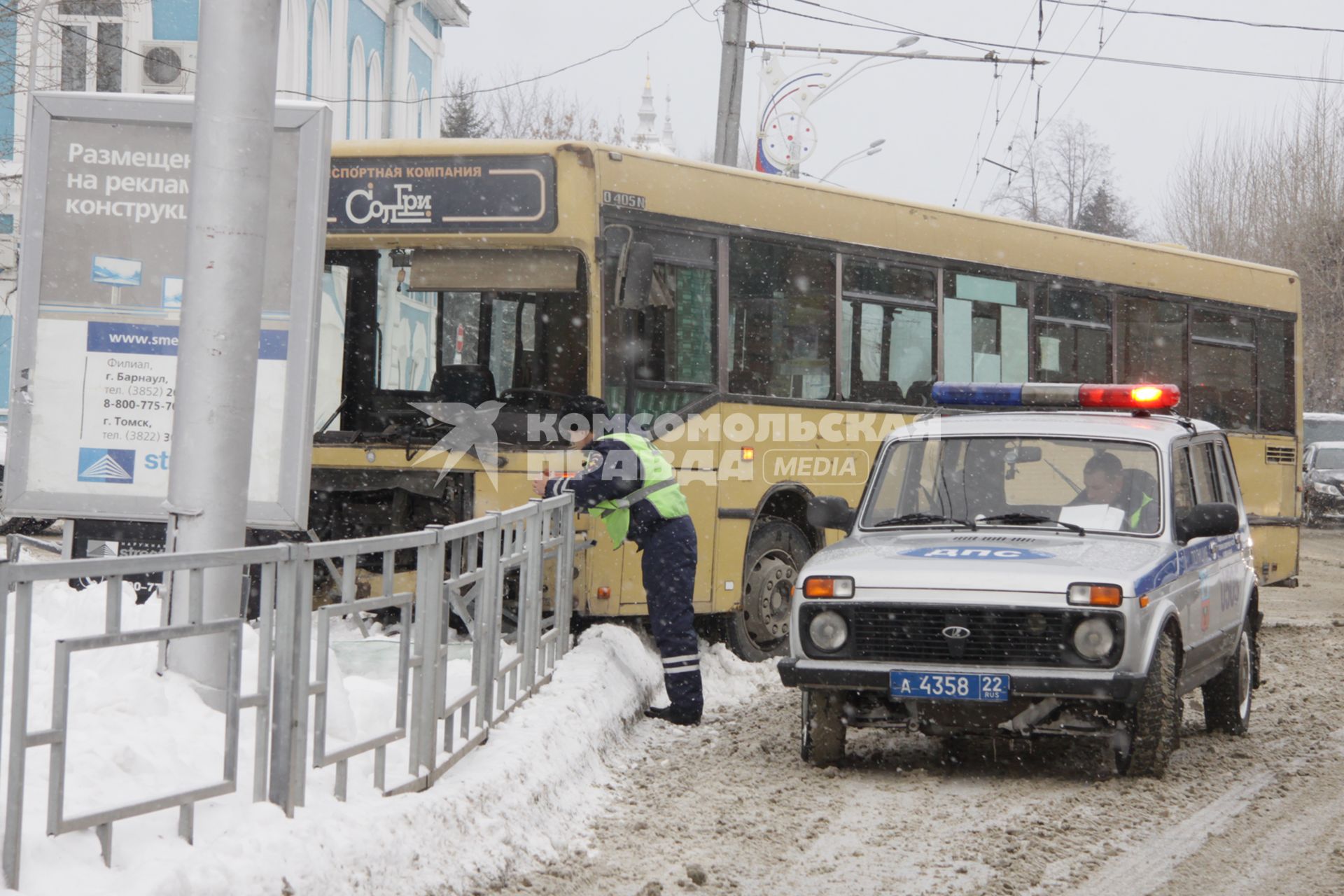 Барнаул.  Автобус, пострадавший в результате ДТП.