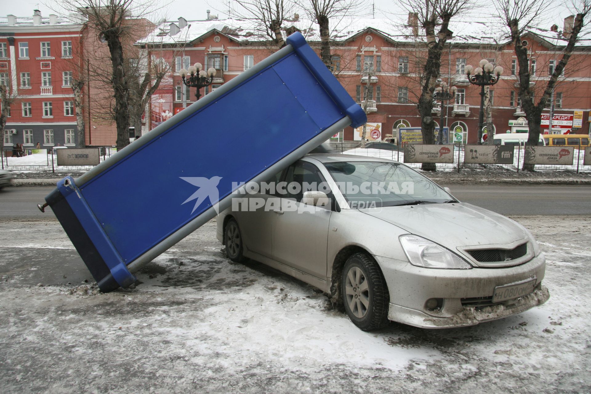 Барнаул.  Рекламная тумба, упавшая на припаркованный рядом автомобиль.