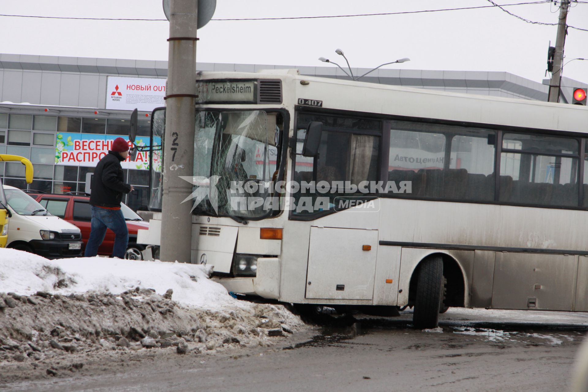 Барнаул.  Автобус, врезавшийся в столб.