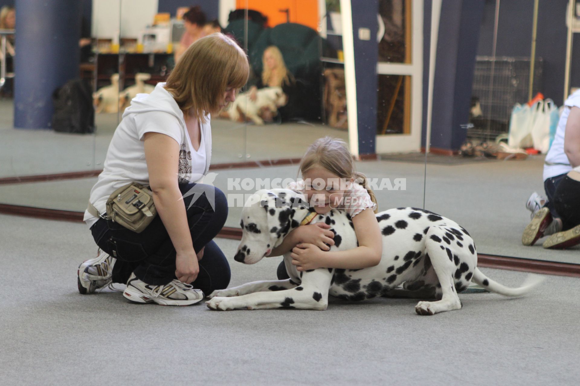 Челябинск.  Девочка обнимает собаку породы далматинец.