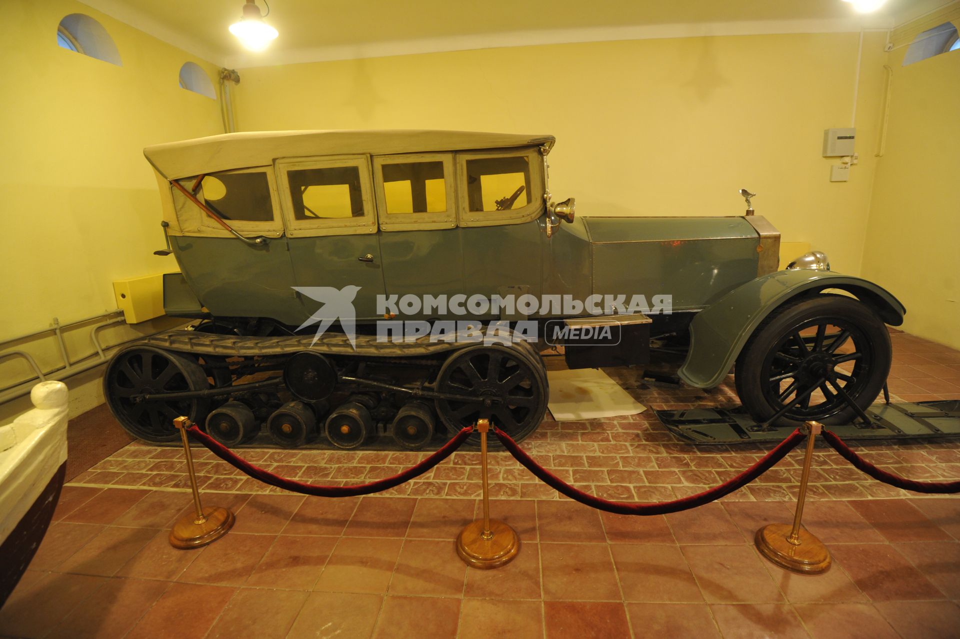 Московская область. Гараж музея-усадьбы `Горки`. Автомобиль Rolls-Royce `Silver Ghost` на полугусеничном ходу.