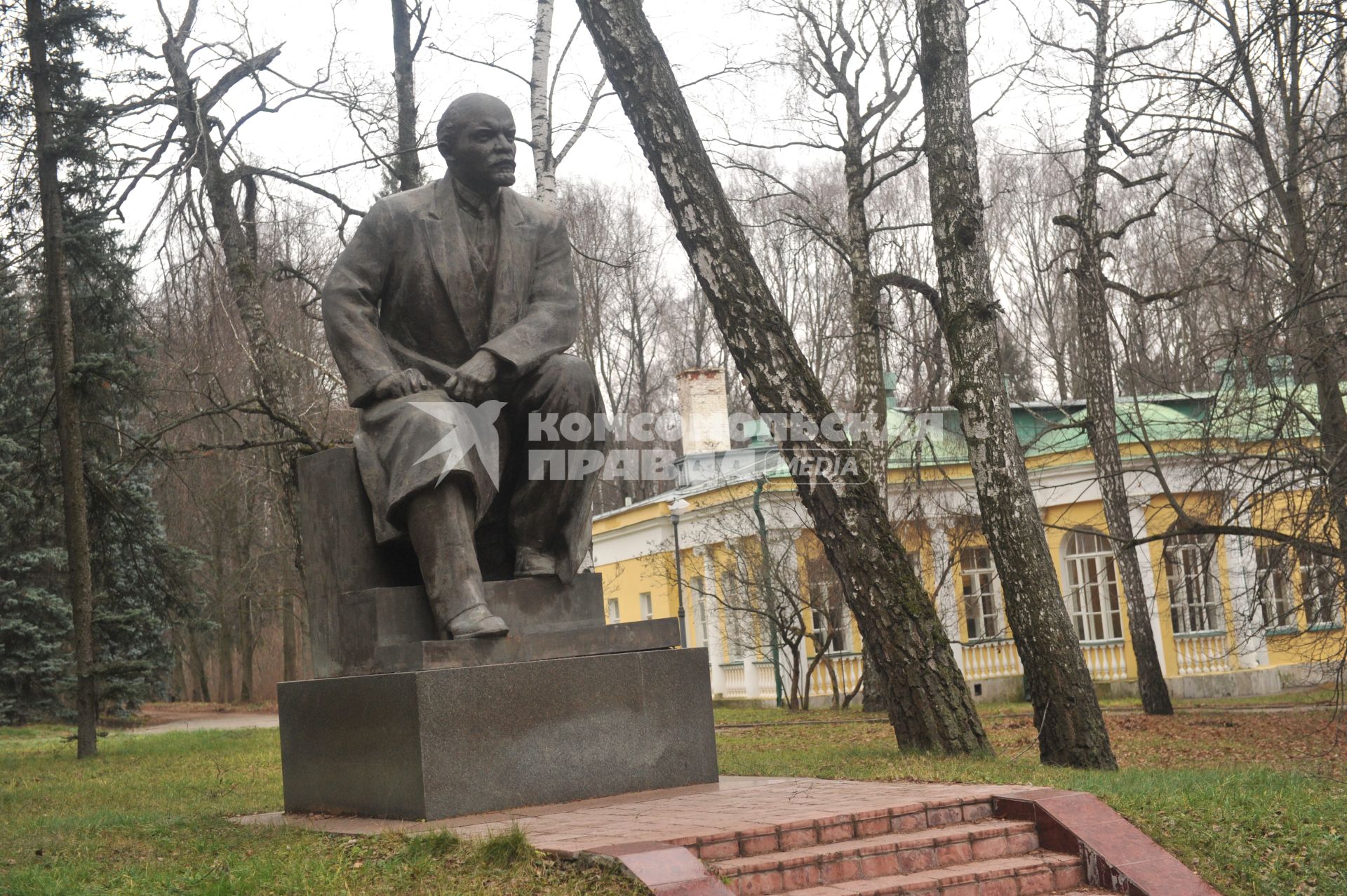 Московская область. Памятник В.И.Ленину на территории музея-заповедника `Горки Ленинские`.