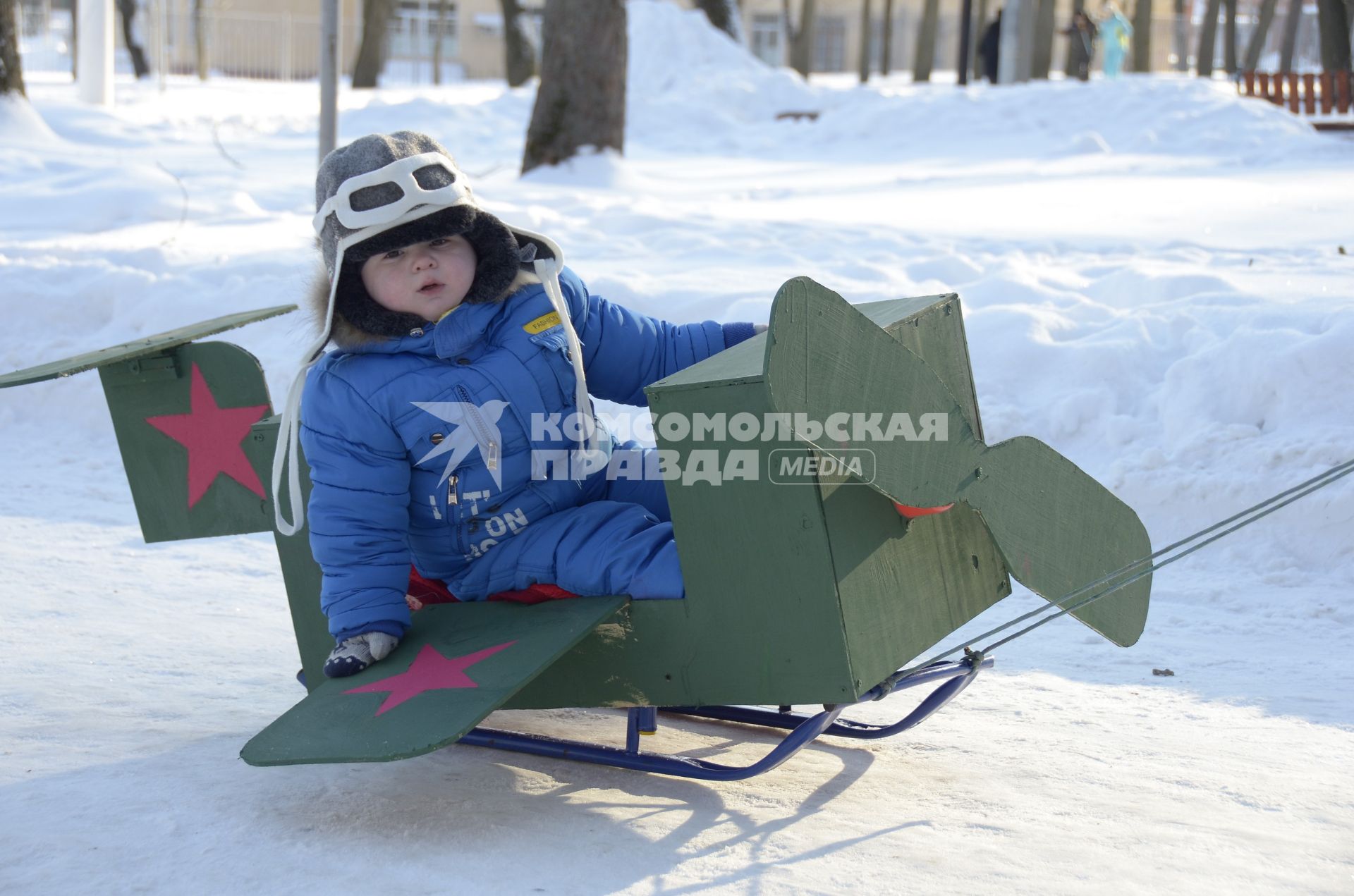 Тула. Участники фестиваля наряженных санок `Сани-day`  в ЦПКиО им. П.П. Белоусова .