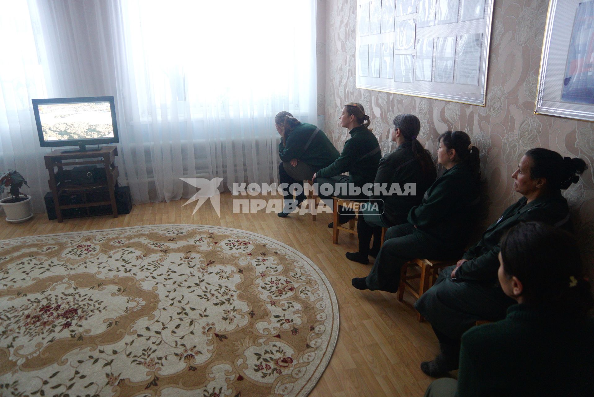 Свердловская область. Нижнетагильская женская исправительная колония ИК-4. Женщины-осужденные смотрят телевизор в комнате досуга