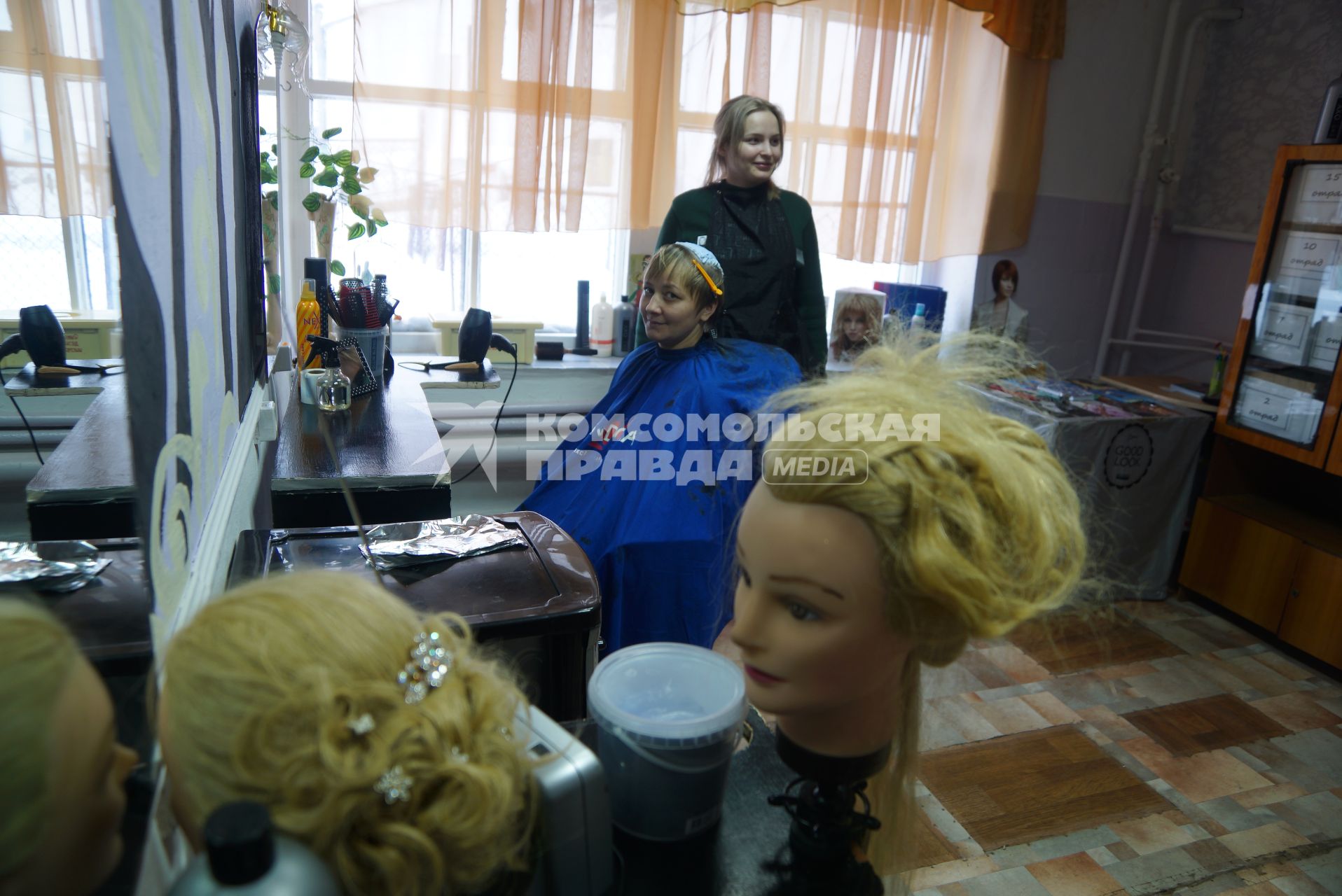 Свердловская область. Нижнетагильская женская исправительная колония ИК-4. Женщины-осужденные в парикмажерской