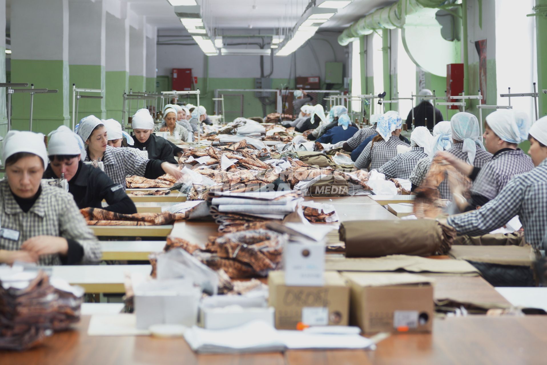 Свердловская область. Нижнетагильская женская исправительная колония ИК-4. Женщины-осужденные работают в на швейном производстве в колонии