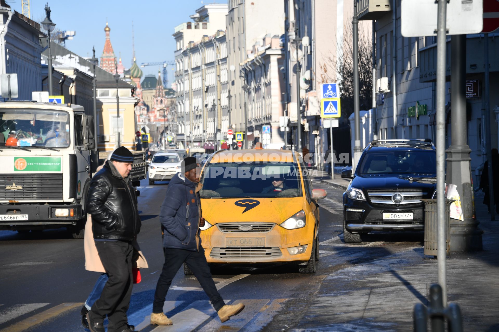 Москва. Прохожие переходят дорогу на улице Большая Ордынка.