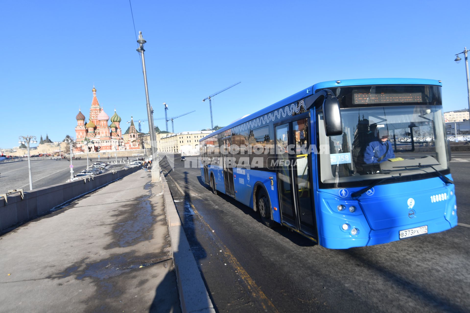 Москва.  Автобус на Большом Москворецком мосту.