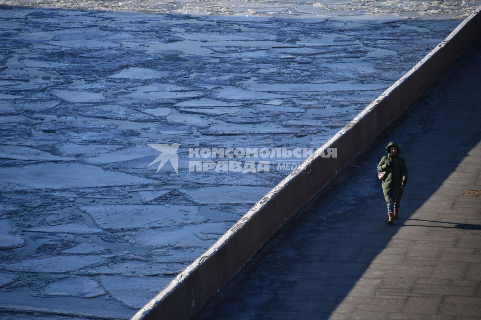 Москва.  Девушка  на Большом Москворецком мосту.