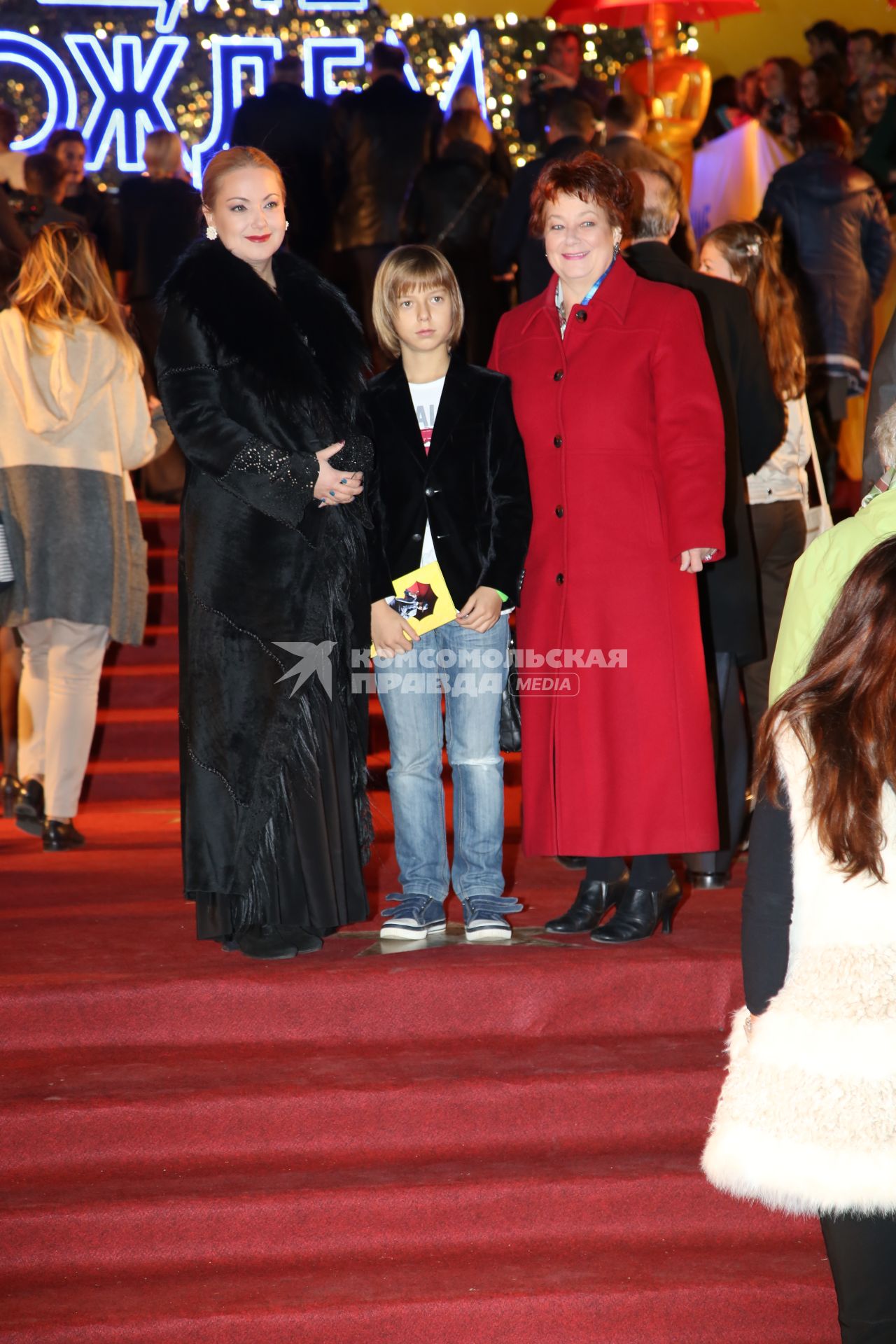 Диск 187.  актриса Ольга Будина с сыном Наумом и мамой