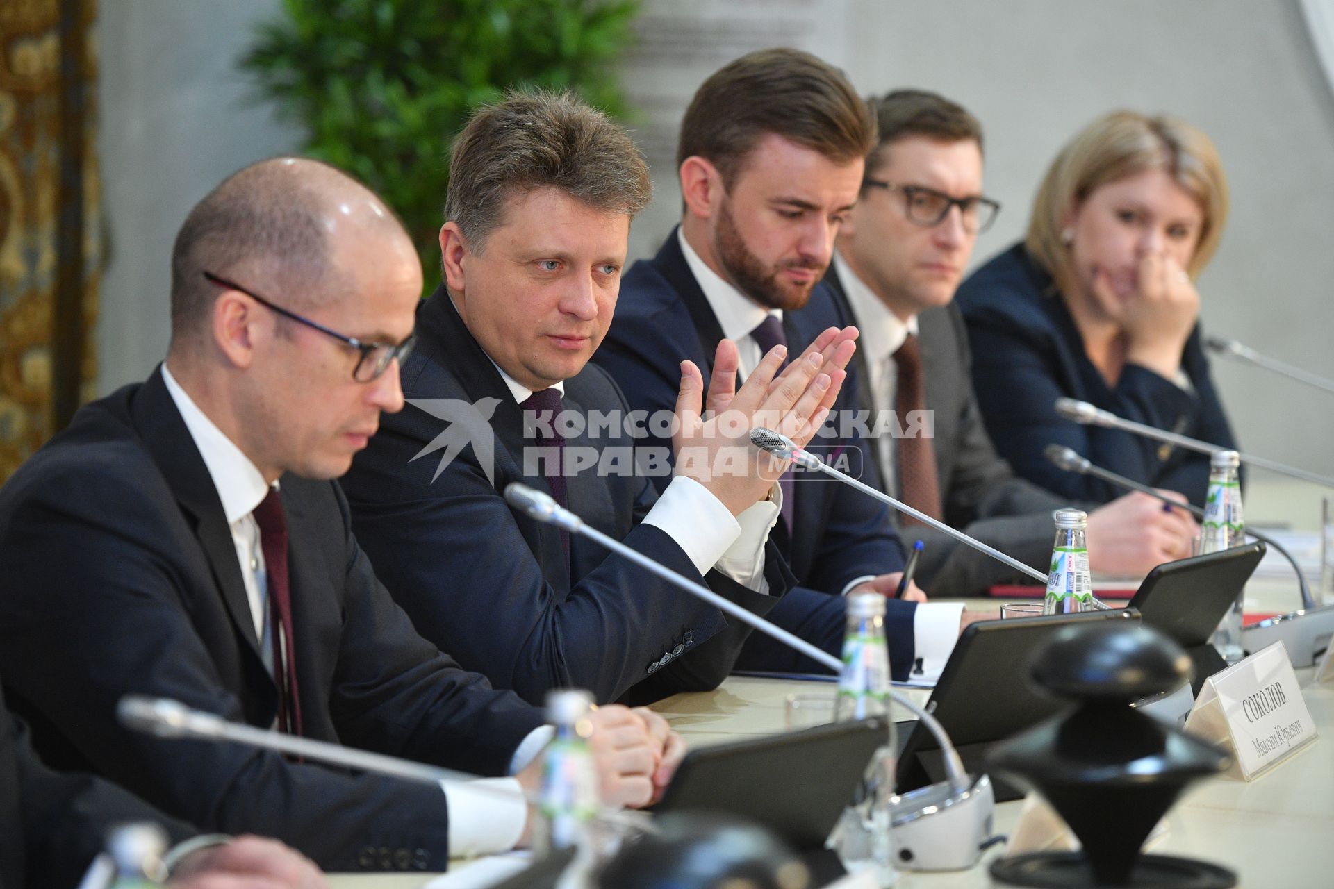 Москва.  Секретарь Общественной палаты РФ Александр Бречалов, министр транспорта России Максим Соколов и советник Министра транспорта  России   Илья Ткачев (слева направо)  во время онлайн-конференции `Час с министром` в Общественной палате РФ.