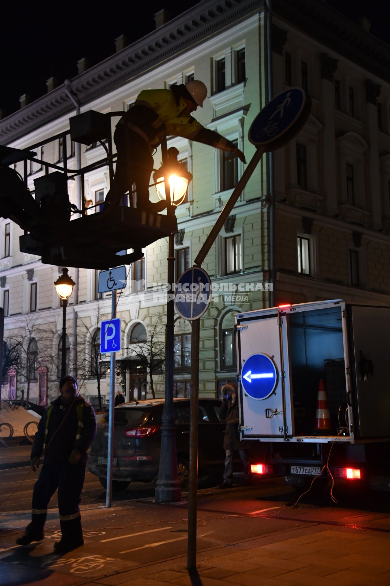 Москва. Сотрудники Центра организации дорожного движения (ЦОДД) во время замены дорожных знаков на знаки уменьшенного размера на улице Большая Никитская.