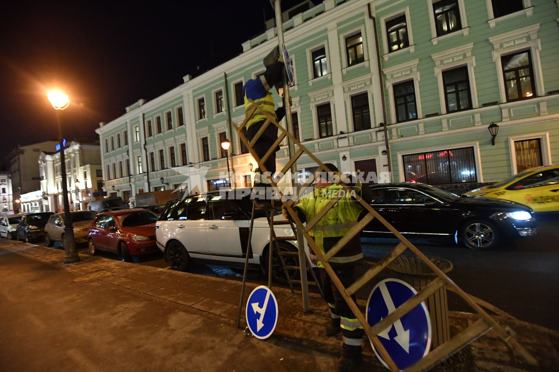 Москва. Сотрудники Центра организации дорожного движения (ЦОДД) во время замены дорожных знаков на знаки уменьшенного размера на улице Большая Никитская.