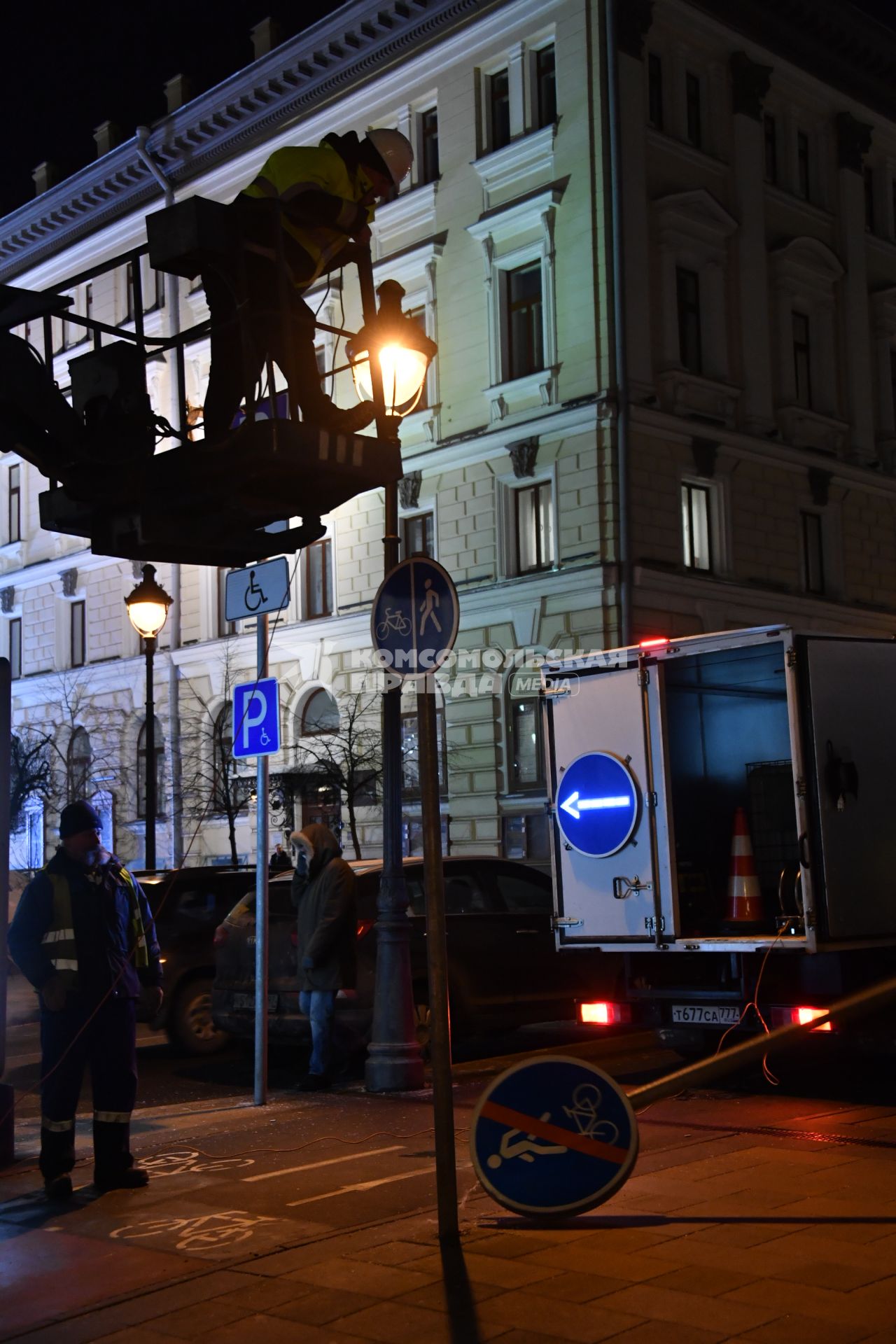 Москва. Сотрудники Центра организации дорожного движения (ЦОДД) во время замены дорожных знаков на знаки уменьшенного размера на улице Большая Никитская.