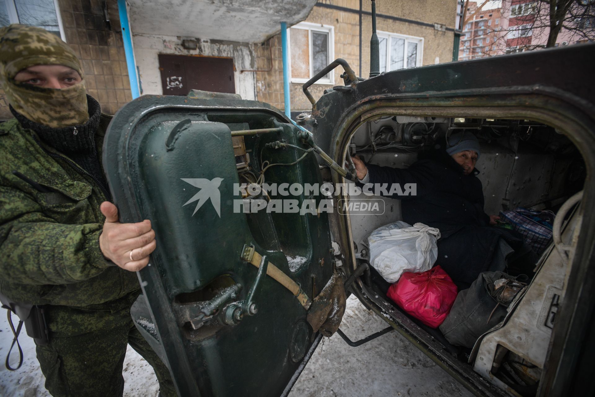 Украина, Донецк. Эвакуация жителей Киевского района, пострадавшего в результате артиллерийского обстрела украинскими силовиками.