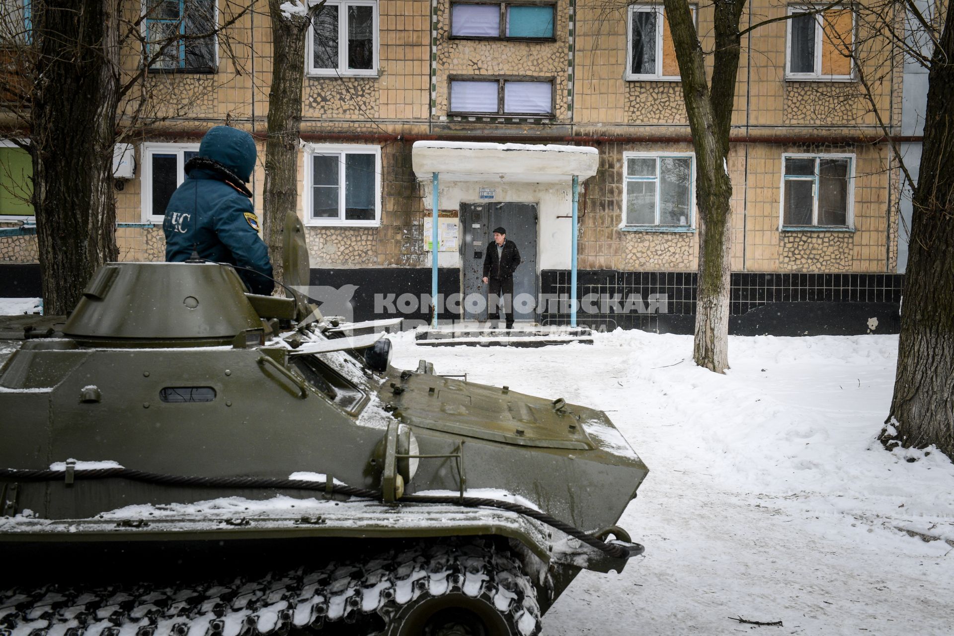 Украина, Донецк. МЧС ДНР во время эвакуации жителей Киевского района, пострадавшего в результате артиллерийского обстрела украинскими силовиками.