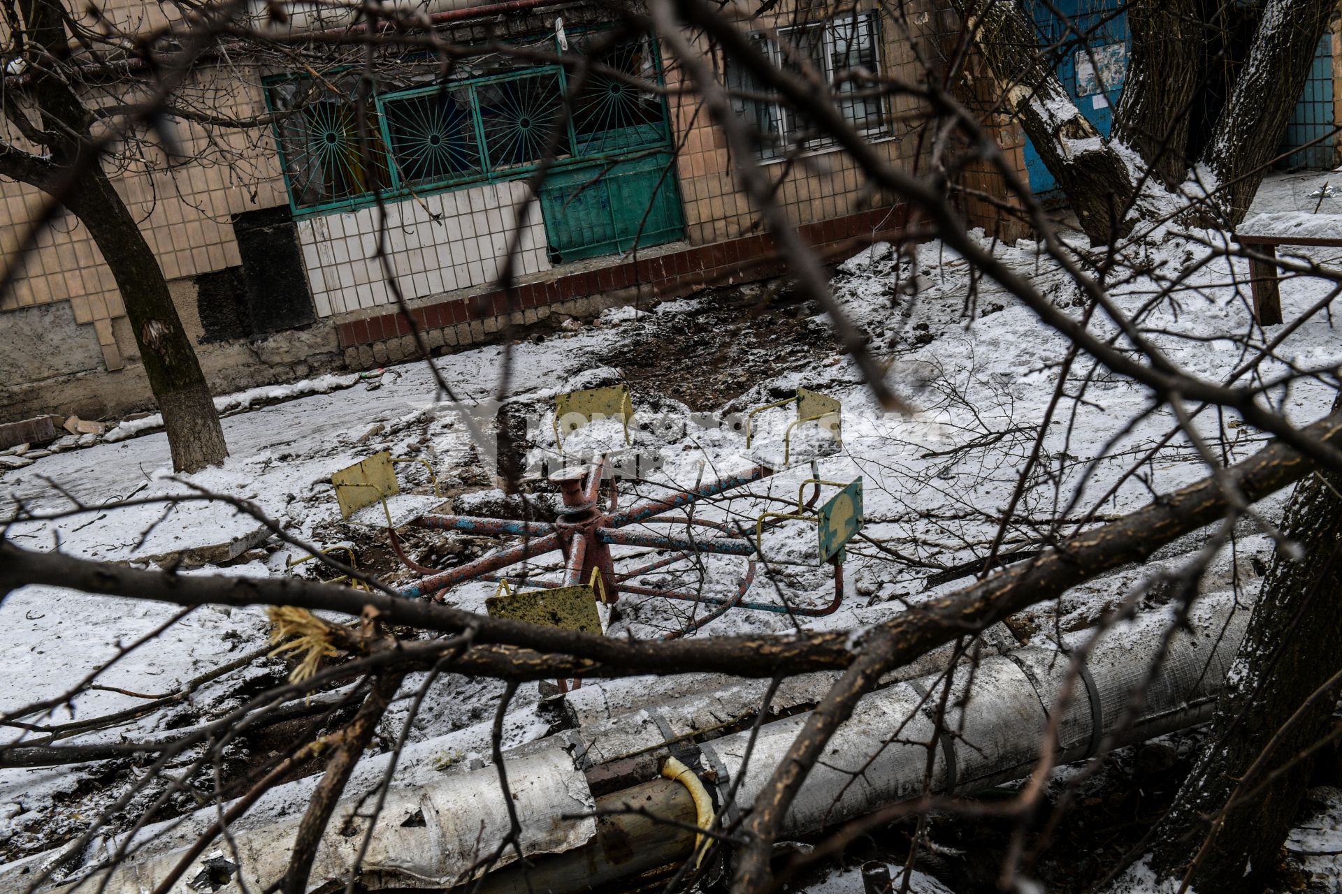 Украина, Донецк. Дом в Киевском районе, пострадавший в результате артиллерийского обстрела украинскими силовиками.