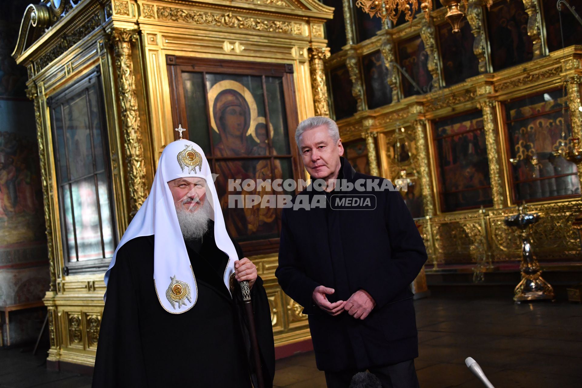 Москва.  Патриарх Московский и всея Руси Кирилл и мэр Москвы Сергей Собянин  (слева направо) во время осмотра  хода реставрационных работ в Новоспасском монастыре.