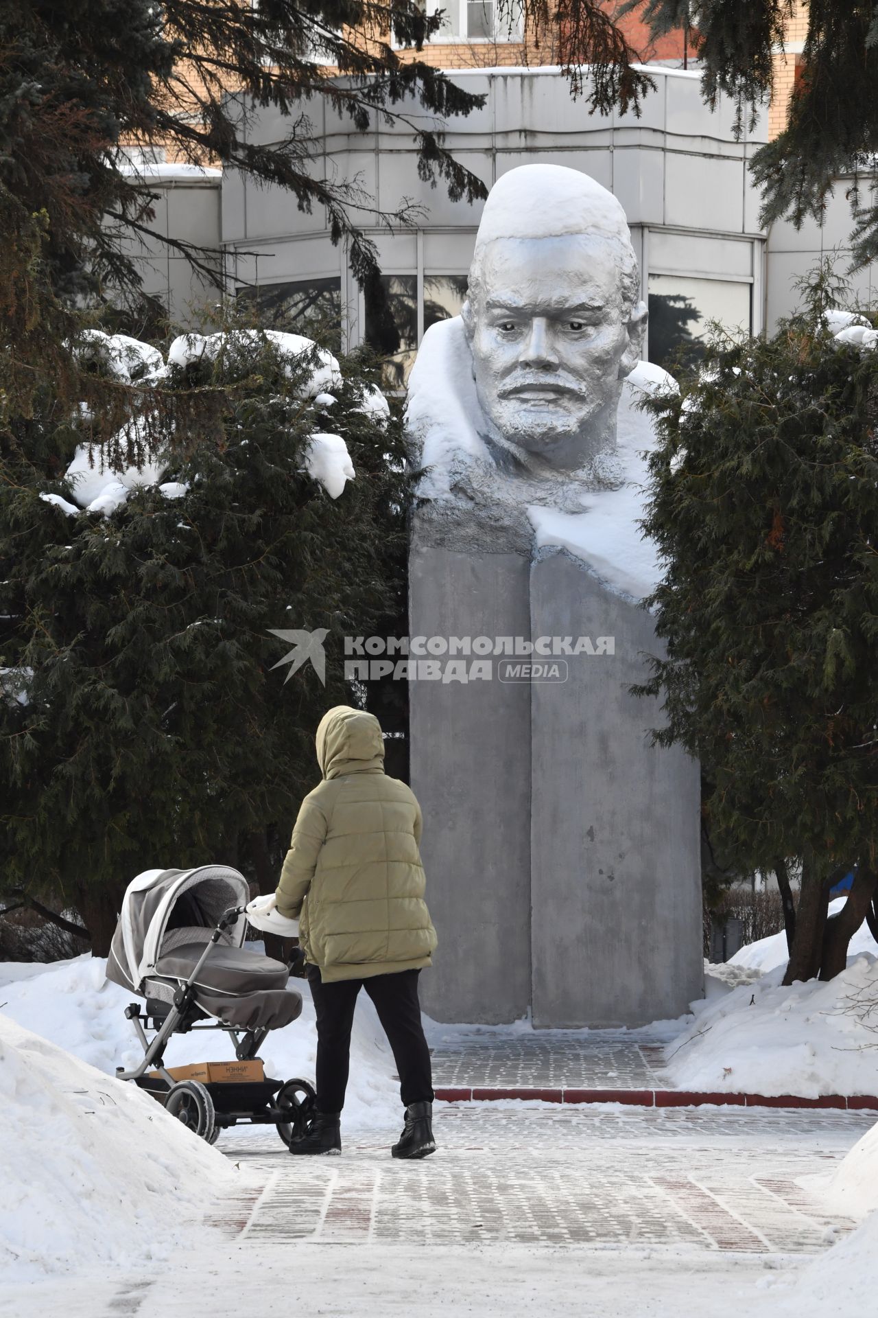 Московская область. Женщина с коляской у бюста Владимира Ленина.