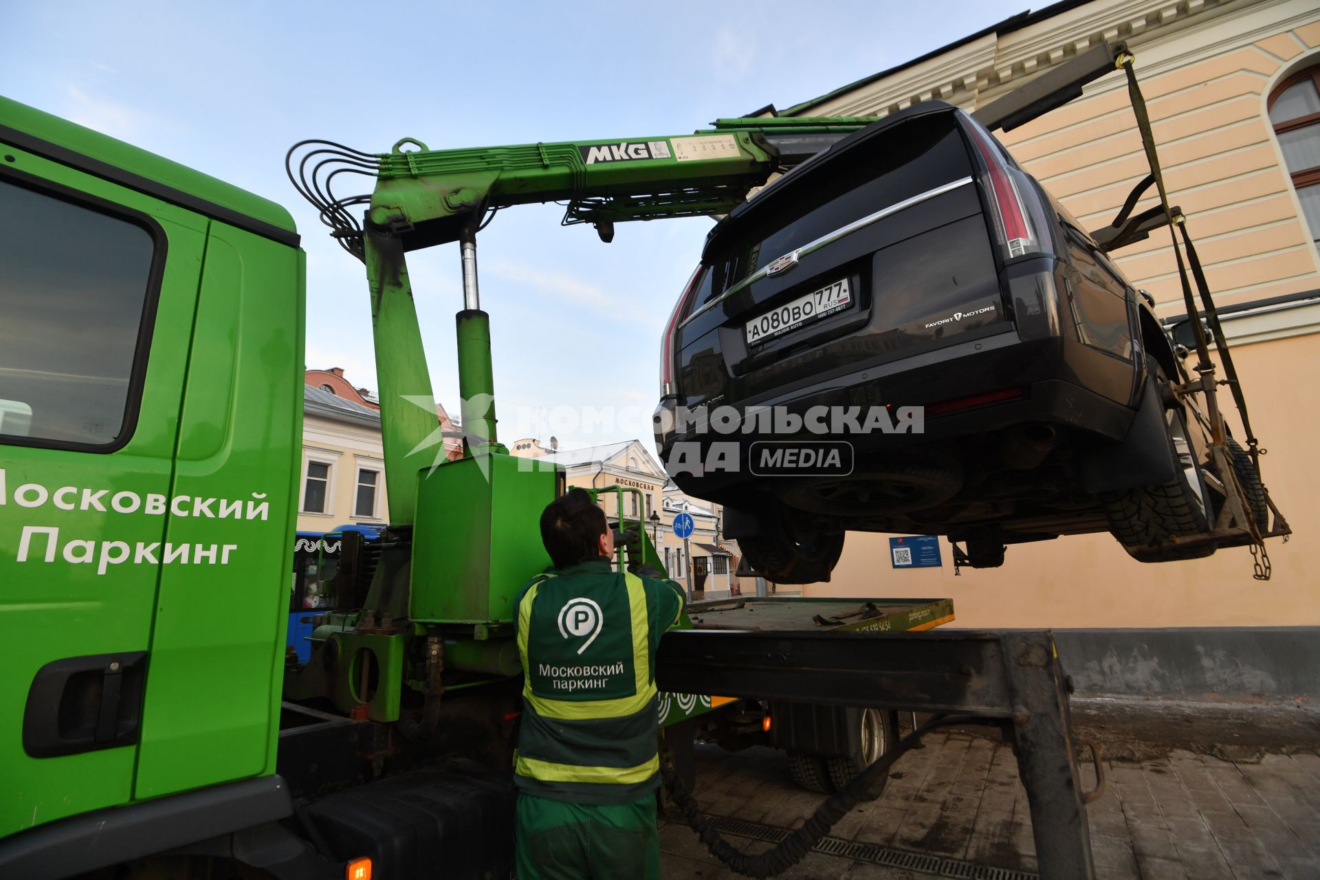 Москва. Эвакуация неправильно припаркованного автомобиля на Кудринской площади.