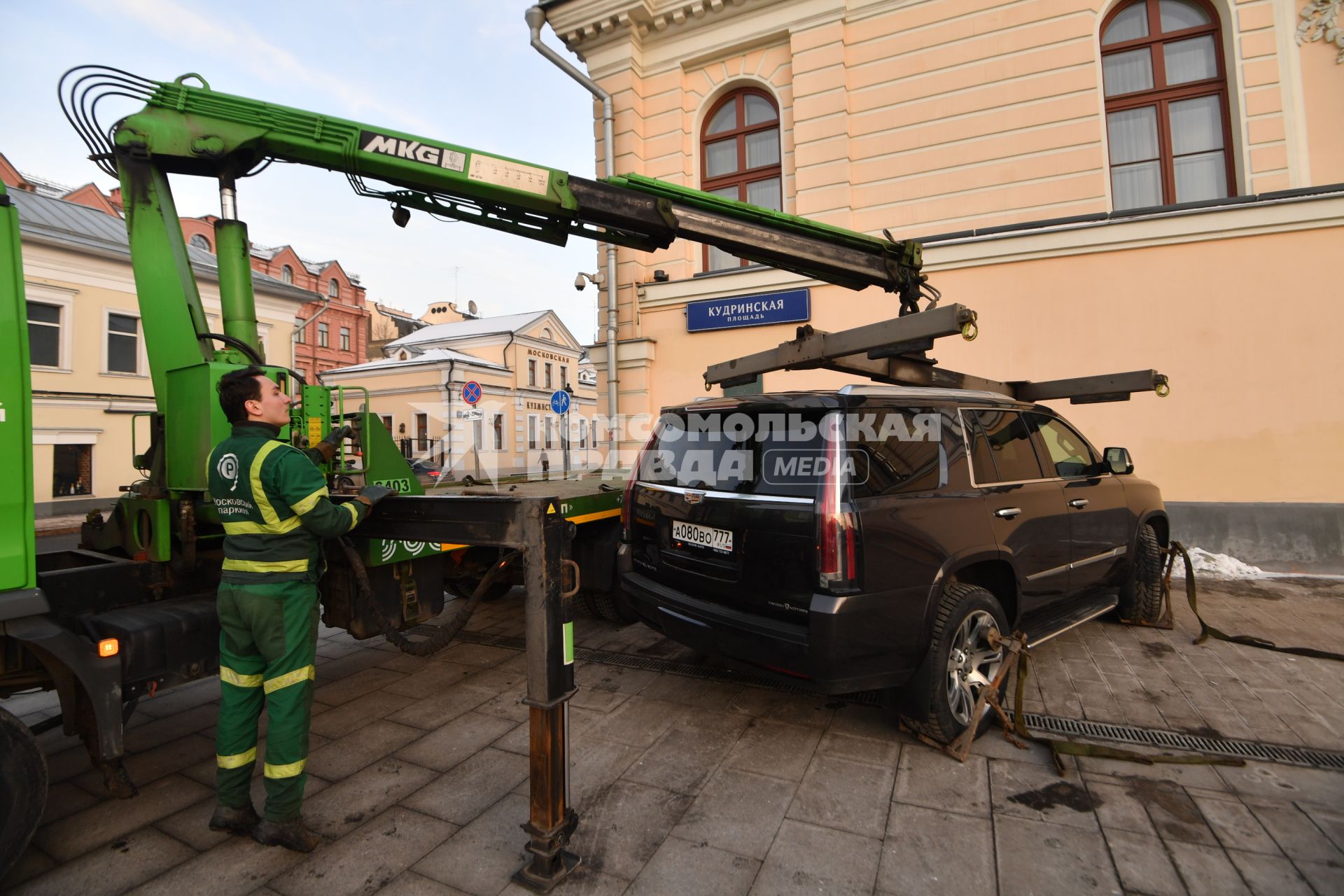 Москва. Эвакуация неправильно припаркованного автомобиля на Кудринской площади.