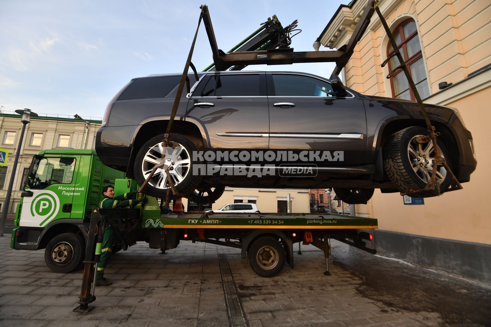 Москва. Эвакуация неправильно припаркованного автомобиля на Кудринской площади.