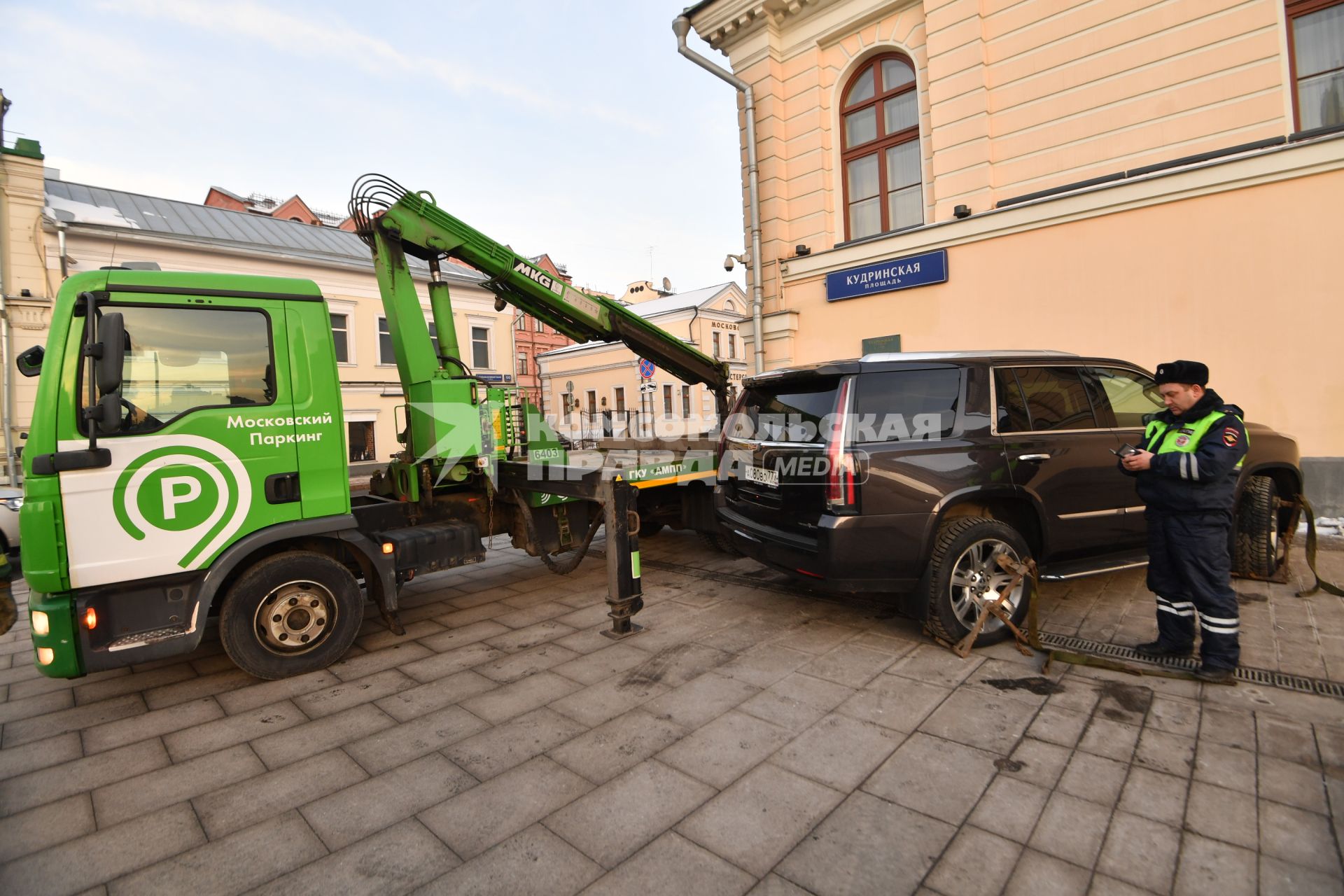 Москва. Эвакуация неправильно припаркованного автомобиля на Кудринской площади.