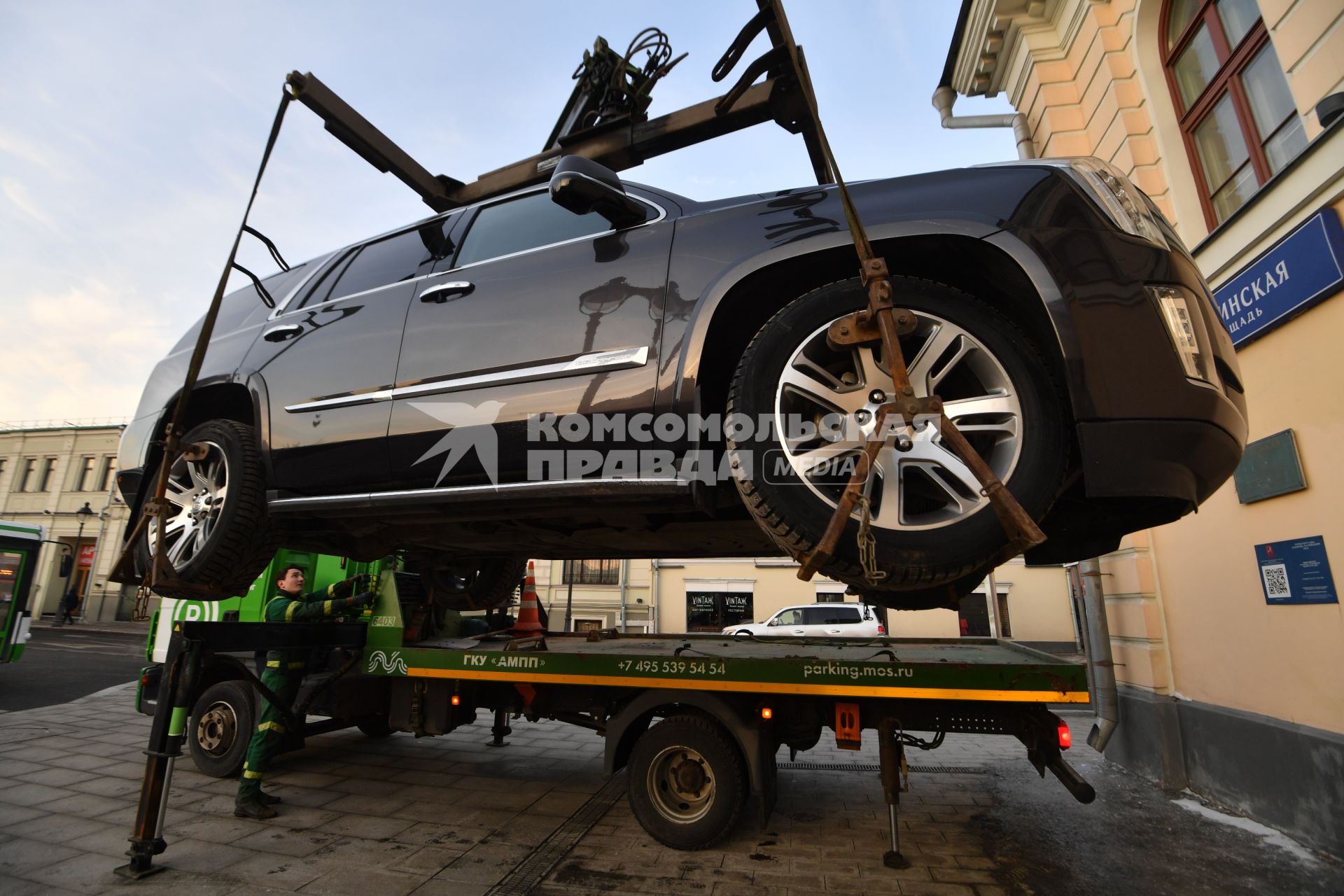 Москва. Эвакуация неправильно припаркованного автомобиля на Кудринской площади.