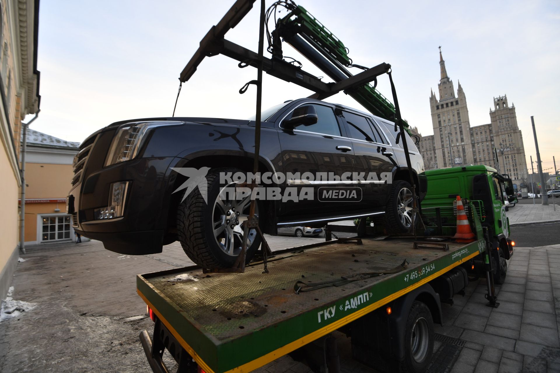 Москва. Эвакуация неправильно припаркованного автомобиля на Кудринской площади.