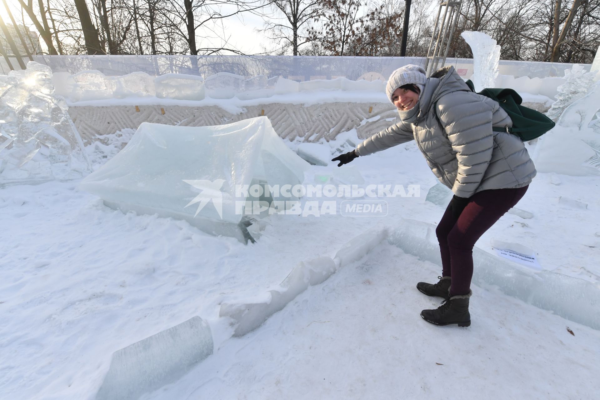 Москва. Посетительница галереи ледяных скульптур `Полярная звезда` в парке `Сокольники`.