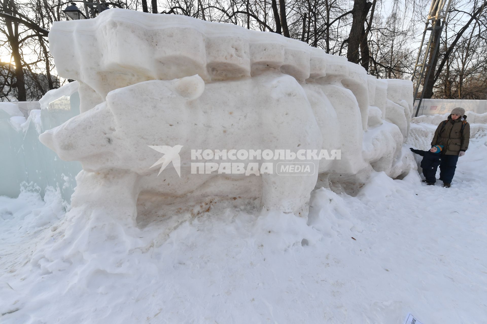 Москва. Посетители галереи ледяных скульптур `Полярная звезда` в парке `Сокольники`.