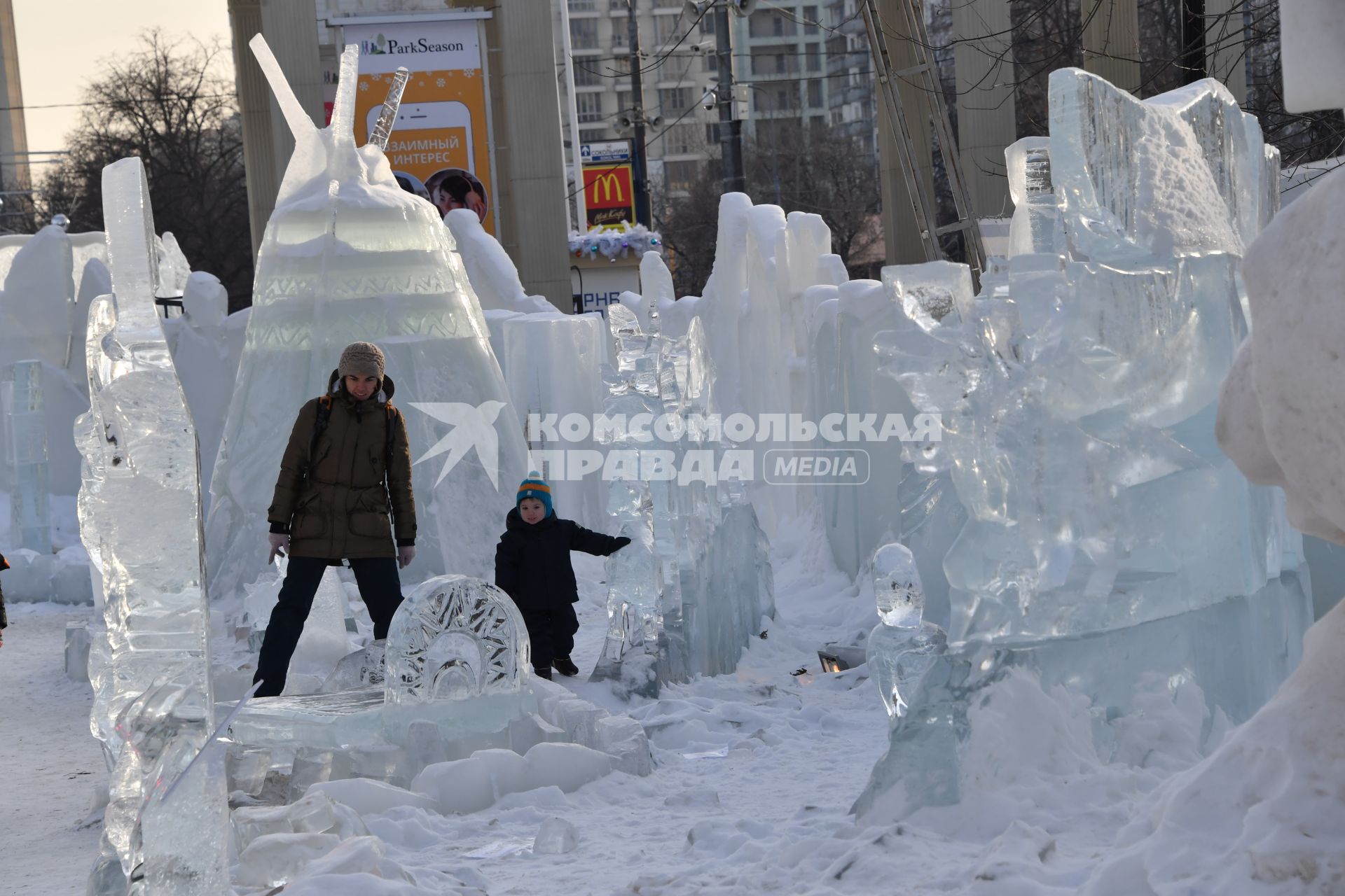 Москва. Посетители галереи ледяных скульптур `Полярная звезда` в парке `Сокольники`.