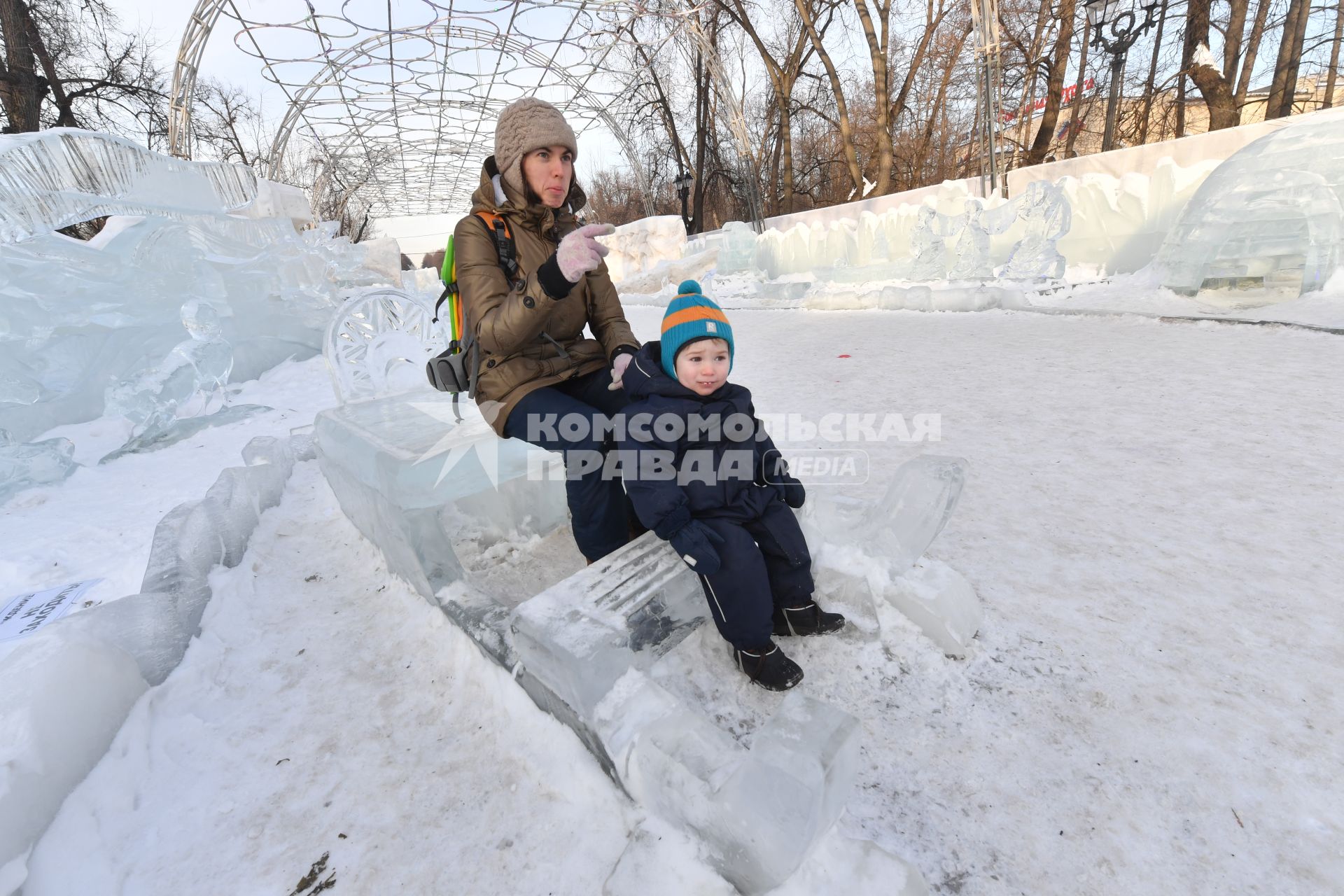 Москва. Посетители галереи ледяных скульптур `Полярная звезда` в парке `Сокольники`.