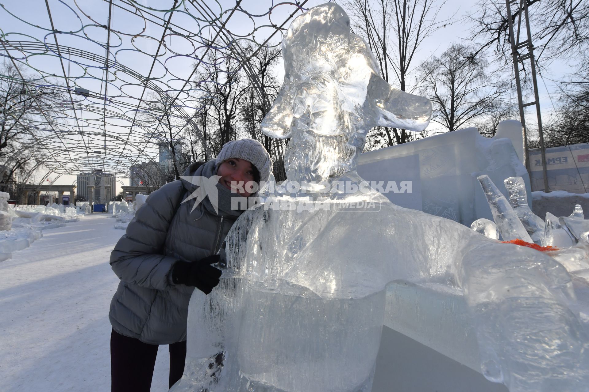 Москва. Посетительница галереи ледяных скульптур `Полярная звезда` в парке `Сокольники`.