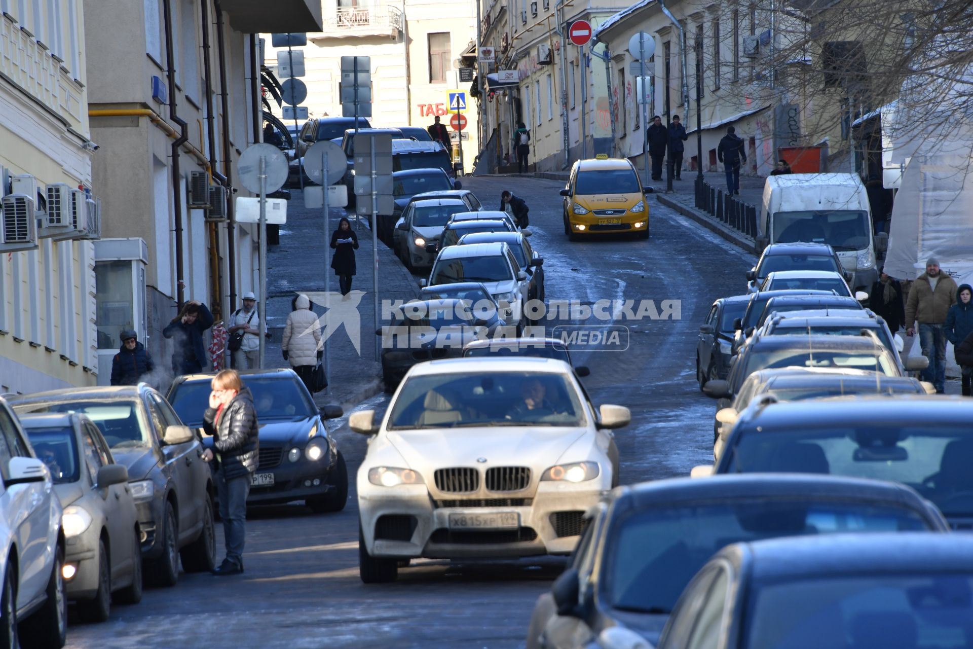 Москва.  Машины на одной из улиц города.