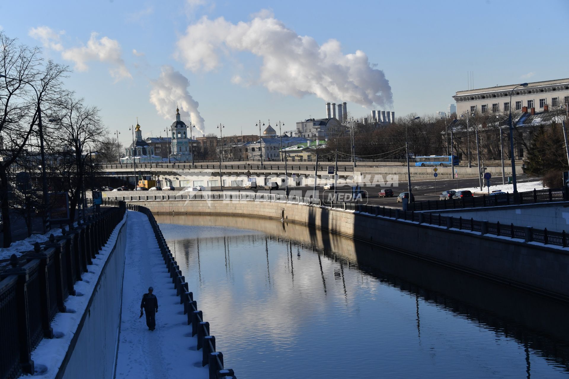 Москва.   Река Яуза в районе Астаховского моста.